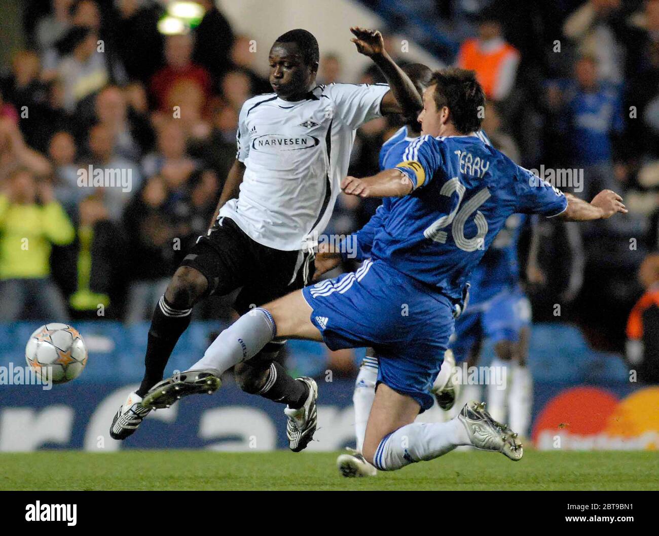 LONDON, GROSSBRITANNIEN. SEPTEMBER 18: Yssouf Kone (Rosenborg, links) und John Terry (Chelsea, 26) fordern die Wette während des ersten UEFA Champions League-Spiels an Stockfoto