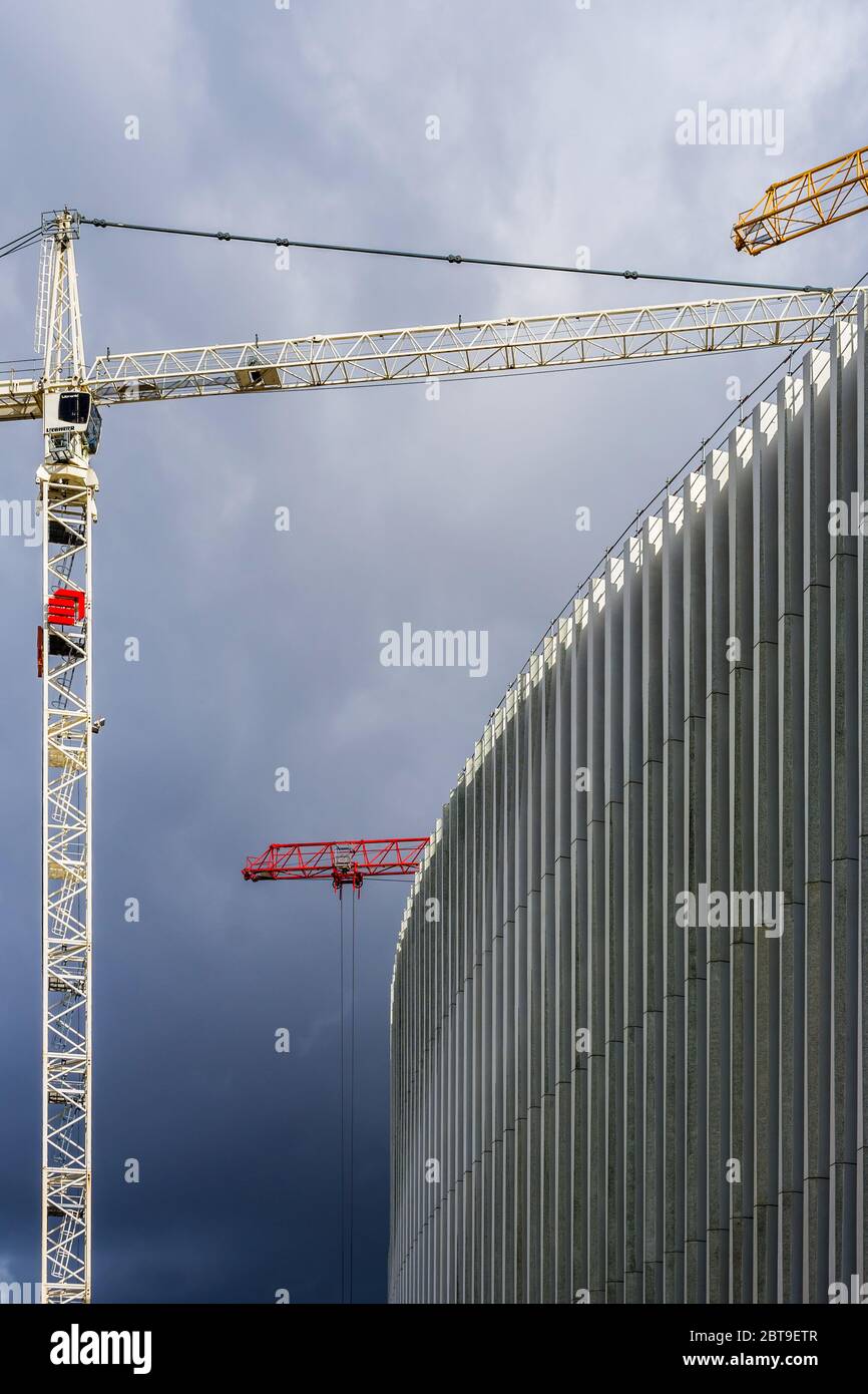 Turmdrehkrane auf moderner Baustelle im Stadtzentrum, Rue Ravenstein, Brüssel, Belgien. Stockfoto