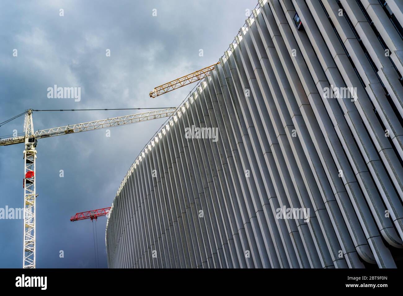 Turmdrehkrane auf moderner Baustelle im Stadtzentrum, Rue Ravenstein, Brüssel, Belgien. Stockfoto