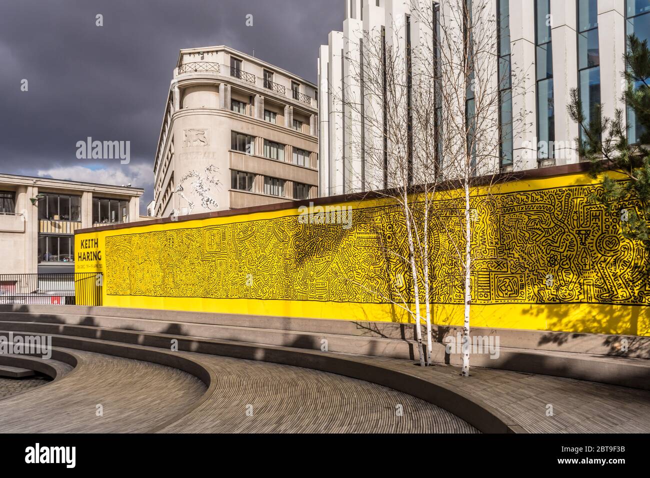 Langes Werbeplakat für die Kunstausstellung des amerikanischen Künstlers Keith Haring im BOZAR im Stadtzentrum von Brüssel, Belgien. Stockfoto