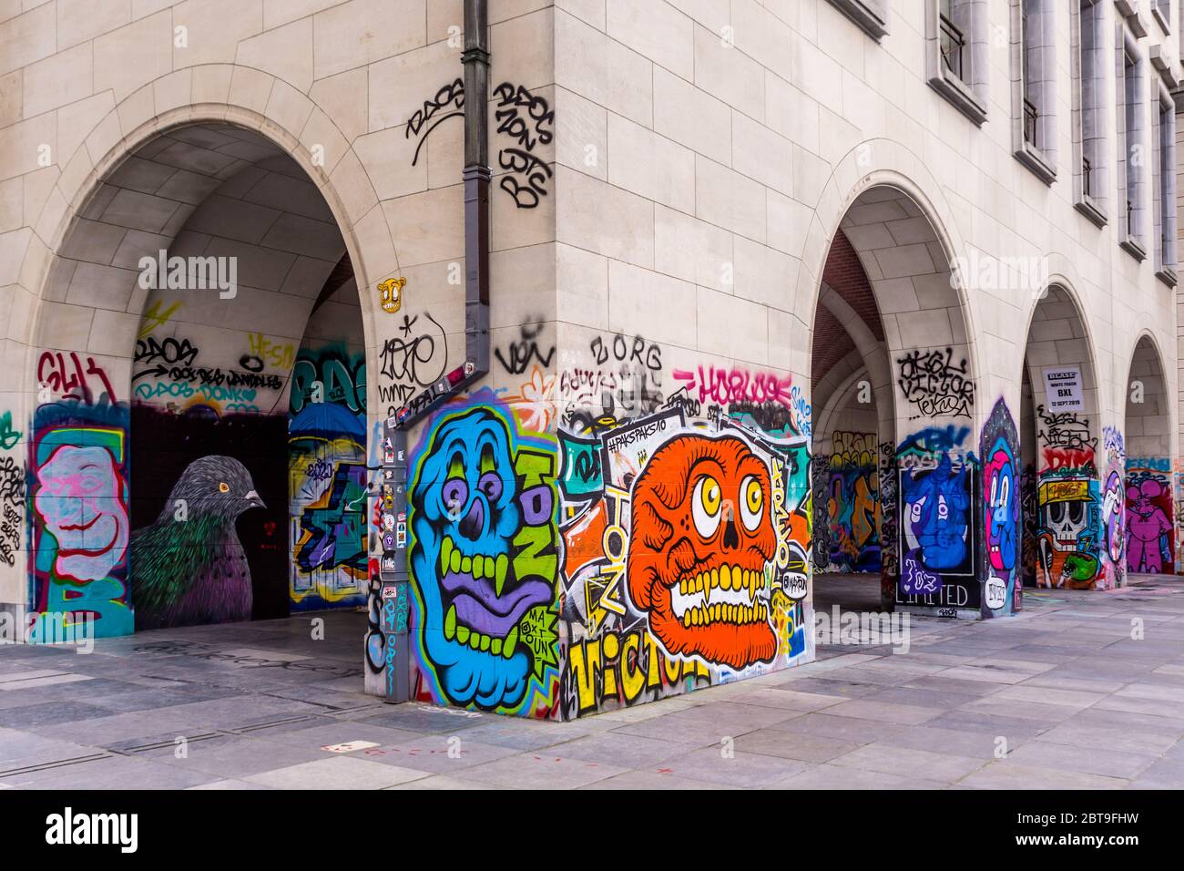 Straßenkunst an der Seite des Mont des Arts-Gebäudes im Museumsviertel von Brüssel, Belgien. Stockfoto