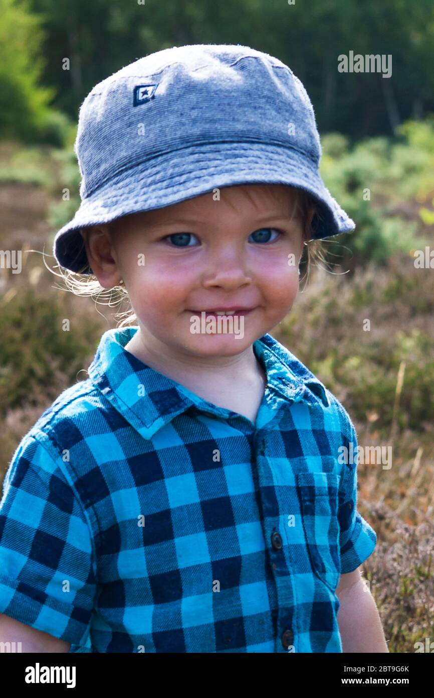 Ein glücklicher, entzückender kleiner Junge, 1 - 2 Jahre alt, für einen Spaziergang im Alver Valley Country Park, Gosport, Hampshire, England, Großbritannien. MODELL FREIGEGEBEN Stockfoto