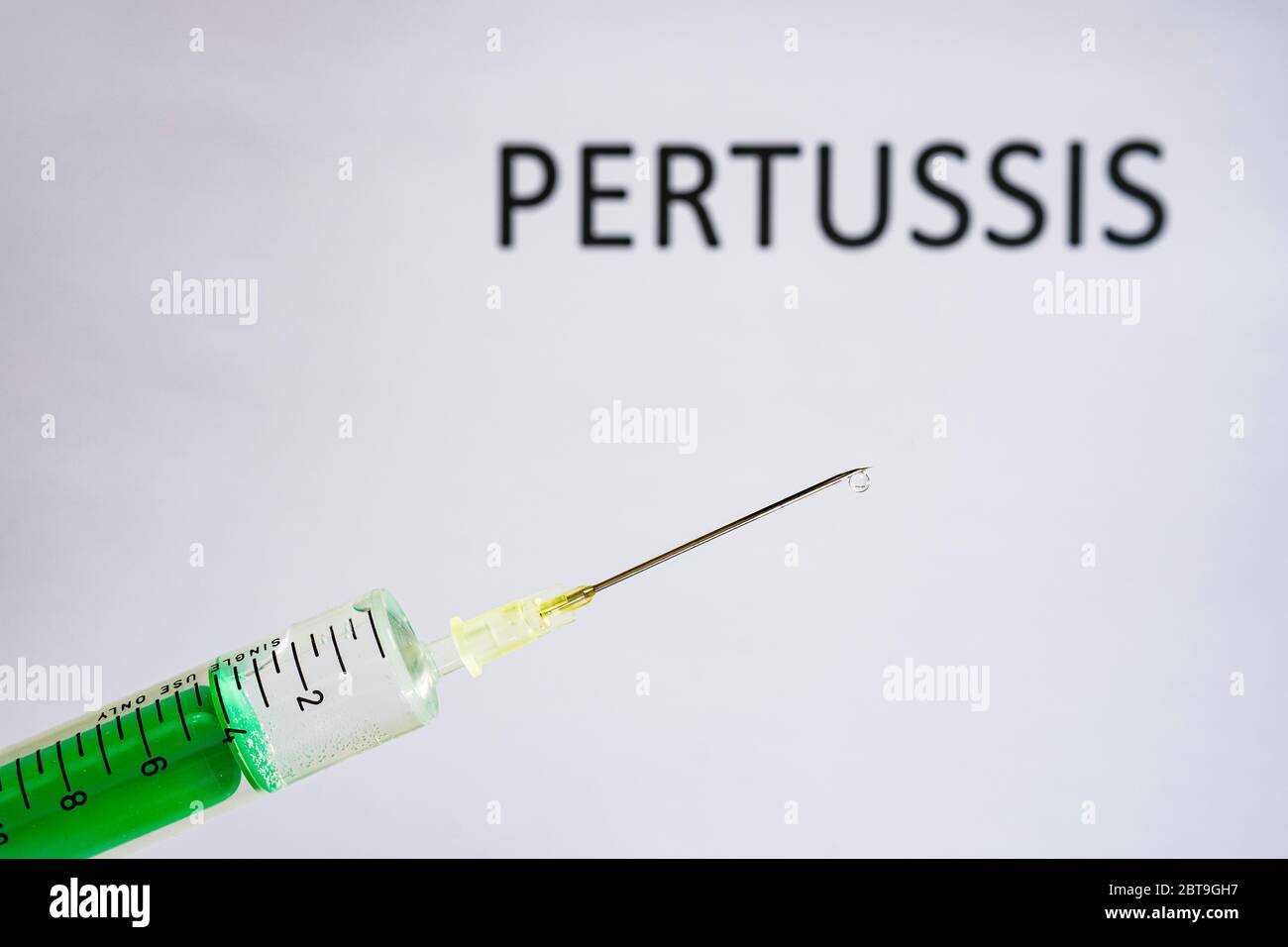 Diese Abbildung zeigt eine Einweg-Spritze mit hypodermischer Nadel, PERTUSSIS auf einer weißen Tafel dahinter geschrieben Stockfoto