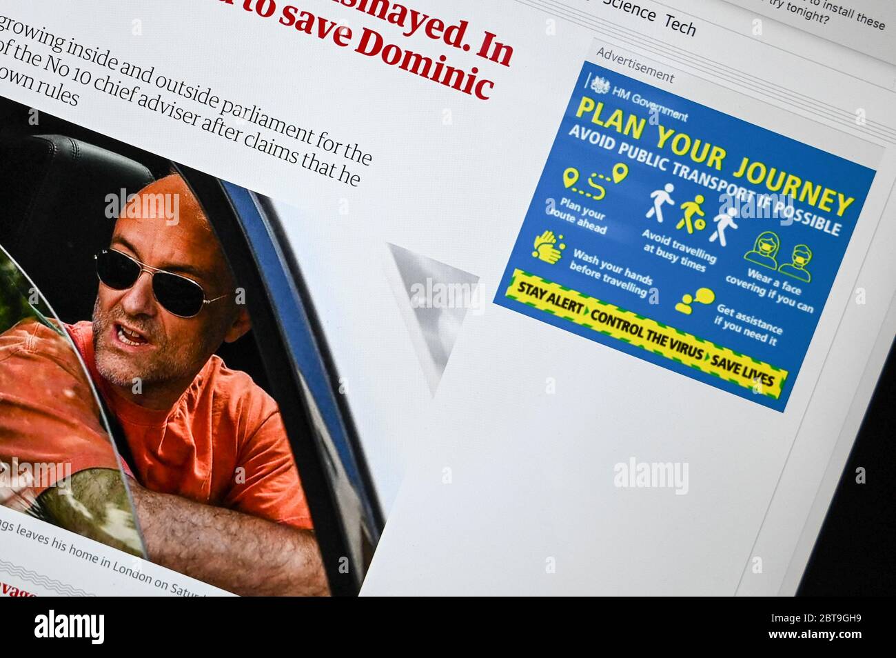 Government Covid-Informationswerbung "Planen Sie Ihre Reise", die einem Zeitungsartikel und einem Foto von Dominic Cummings gegenübergestellt wird, die ein Auto fahren. Stockfoto