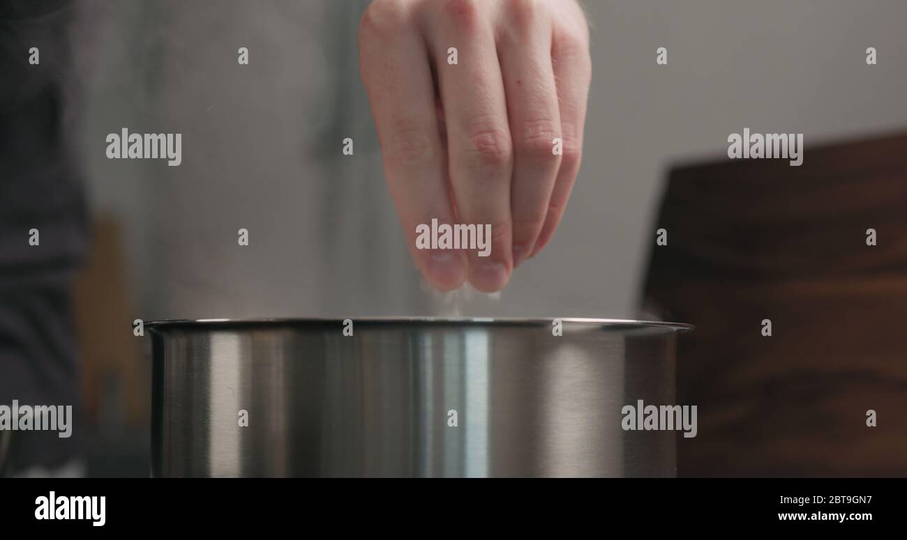 Kochendes Wasser über Hand Was Tun www.alamy.de