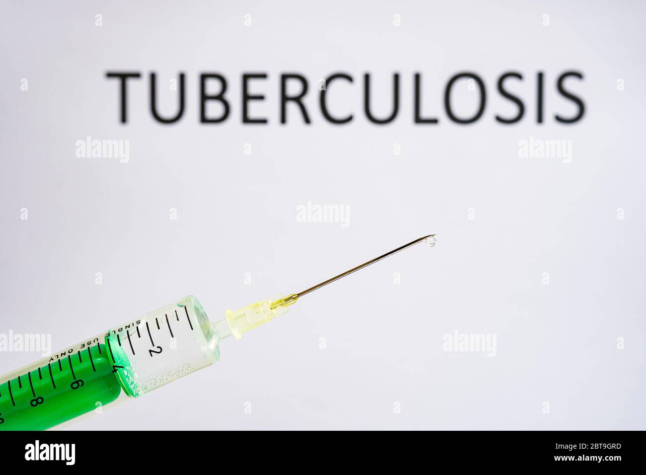 Diese Abbildung zeigt eine Einweg-Spritze mit Hypodermie-Nadel, TUBERKULOSE auf einer weißen Tafel dahinter geschrieben Stockfoto