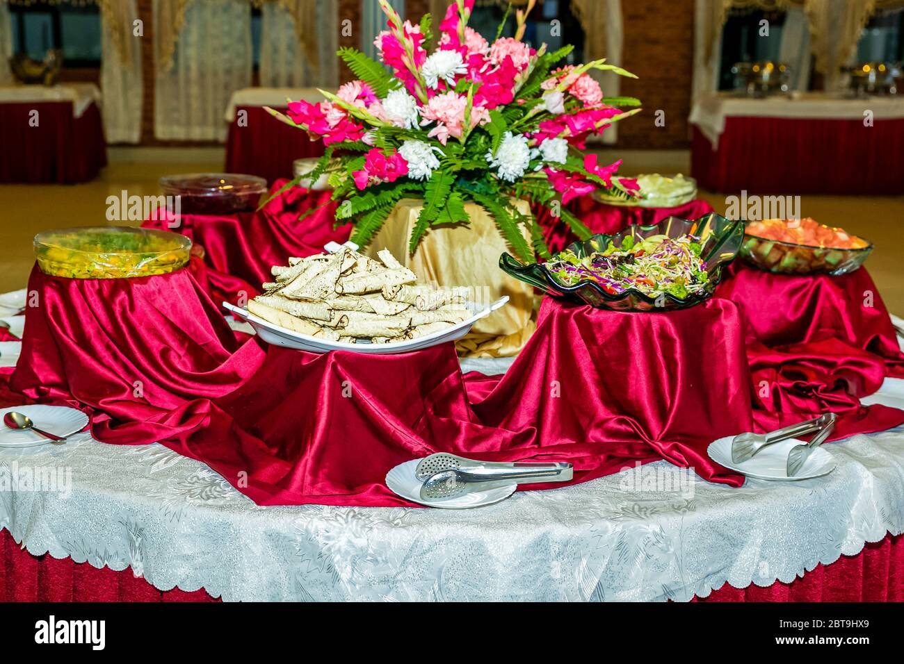 Verschiedene Salate auf dem Tisch, Bankett-Buffet Salate Tabelle. Kalte Vorspeisen und Gemüse Salate. Catering-Essen. Selective Foucs Stockfoto