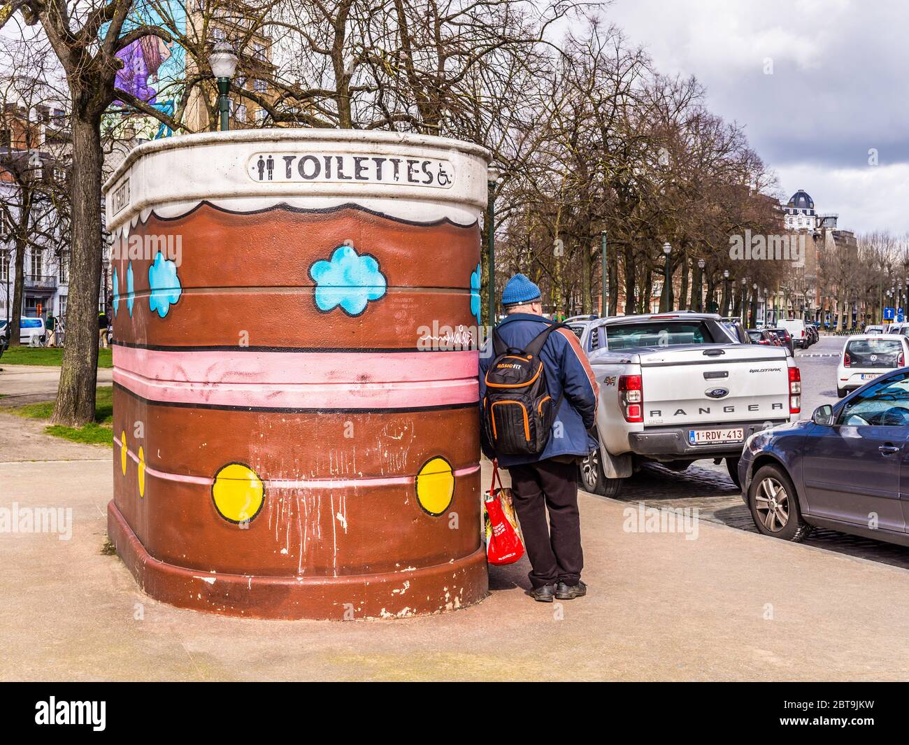 Warten auf die Reihe an einer öffentlichen Toilette, Brüssel, Belgien. Stockfoto