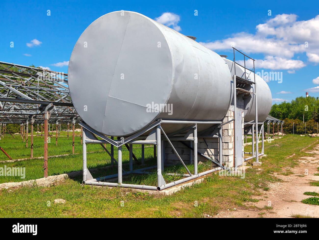 Fass zum Sammeln von Wasser für die Bewässerung Stockfoto