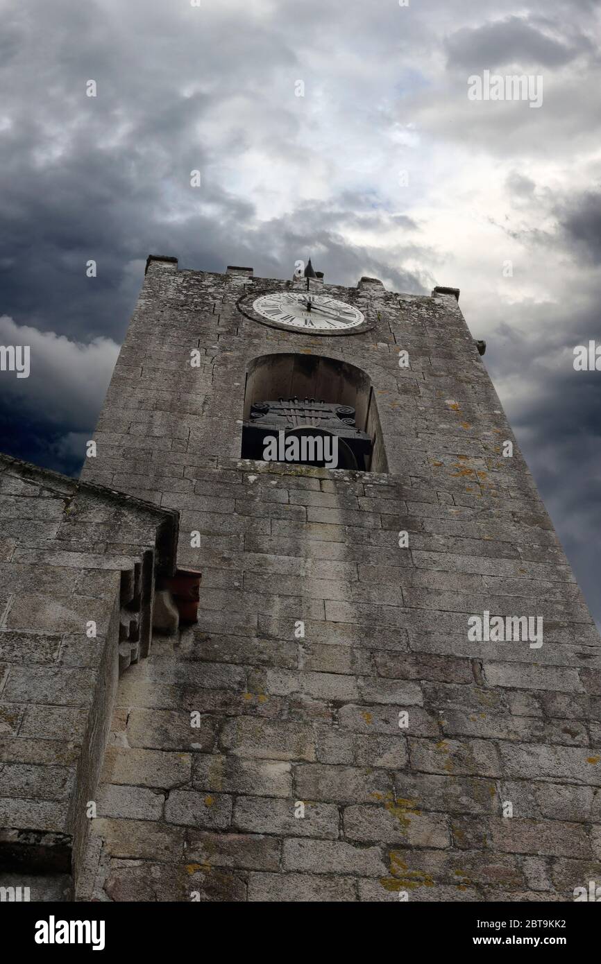 Alter Glockenturm aus Granit. Mittelalterliche Stadt Ponte de Lima, Nord-Portugal, an einem bewölkten Tag Stockfoto