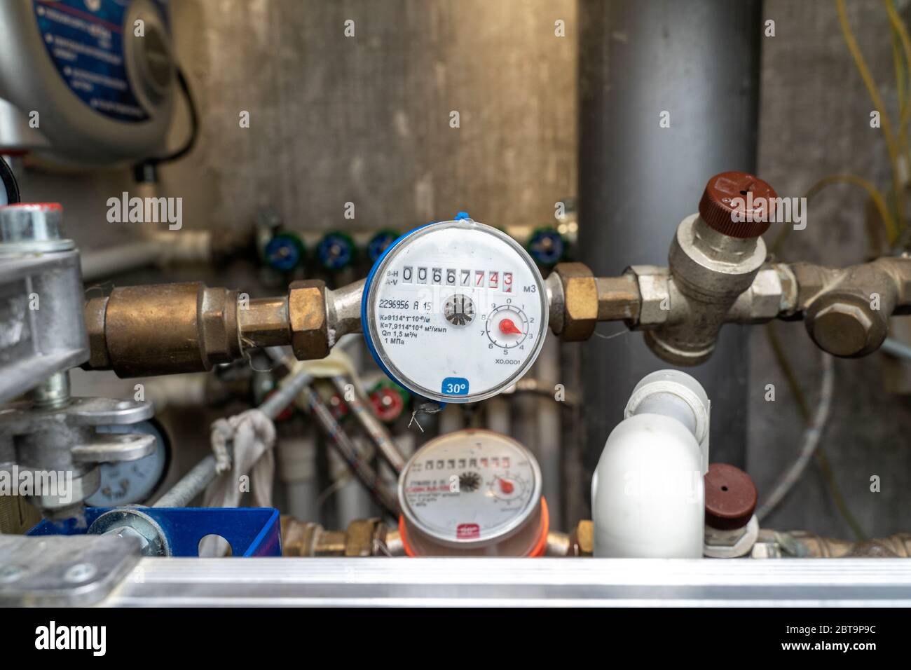Schalten Sie heißes Wasser. Sanitär-Schrank. Wasserzähler, Kollektor, Wasserdrucksensor Stockfoto