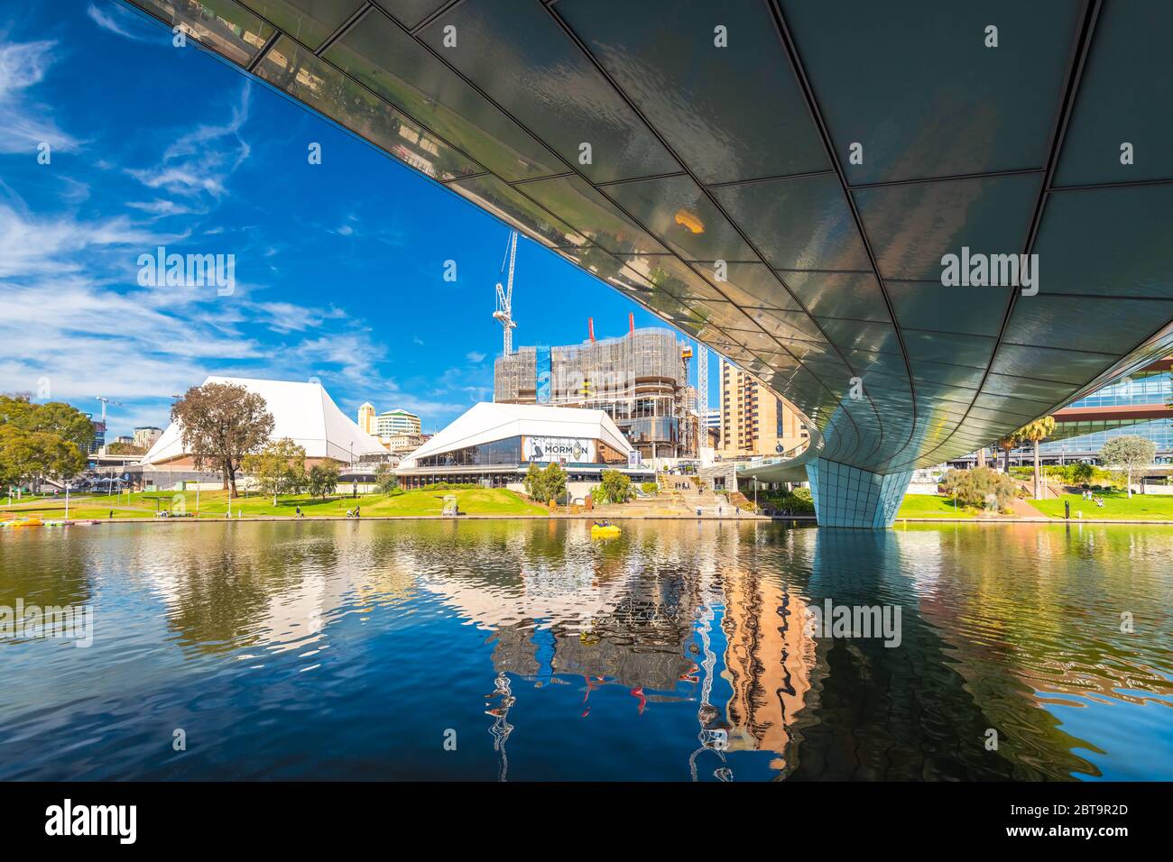 Adelaide, Australien - 4. August 2019: Blick auf die Skyline der Stadt mit dem neuen SkyCity Casino, das an einem Tag über den Torrens River gebaut wird Stockfoto