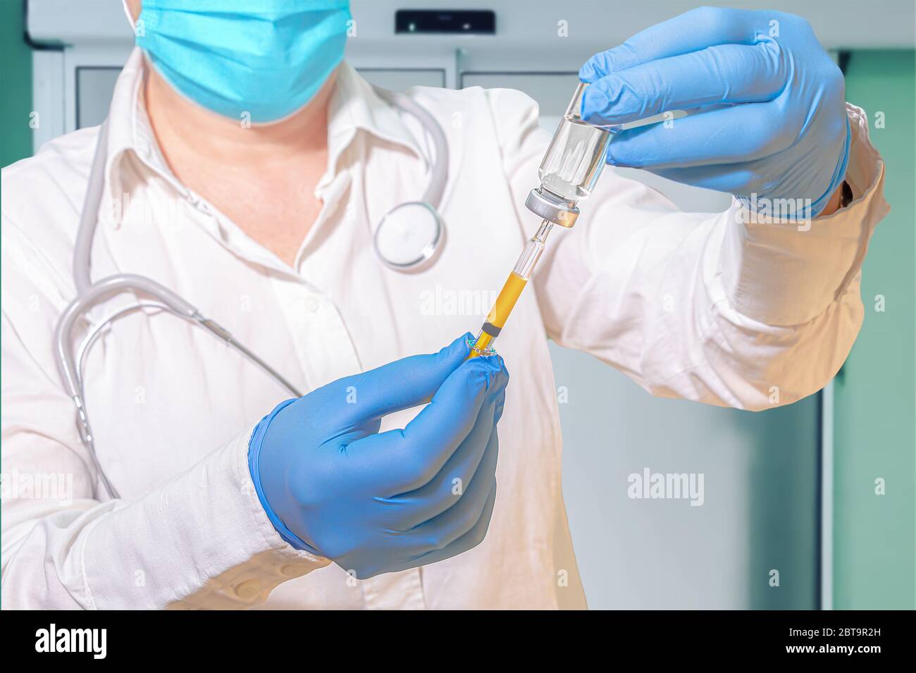 Fläschchen mit Impfstoff in der Hand eines Arztes oder Wissenschaftlers im Labor Stockfoto