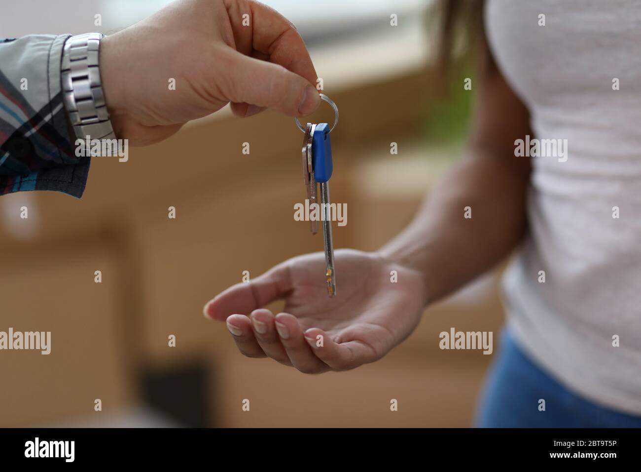 Mann gibt Frau Schlüssel zu Wohnung, Mietobjekt Stockfoto