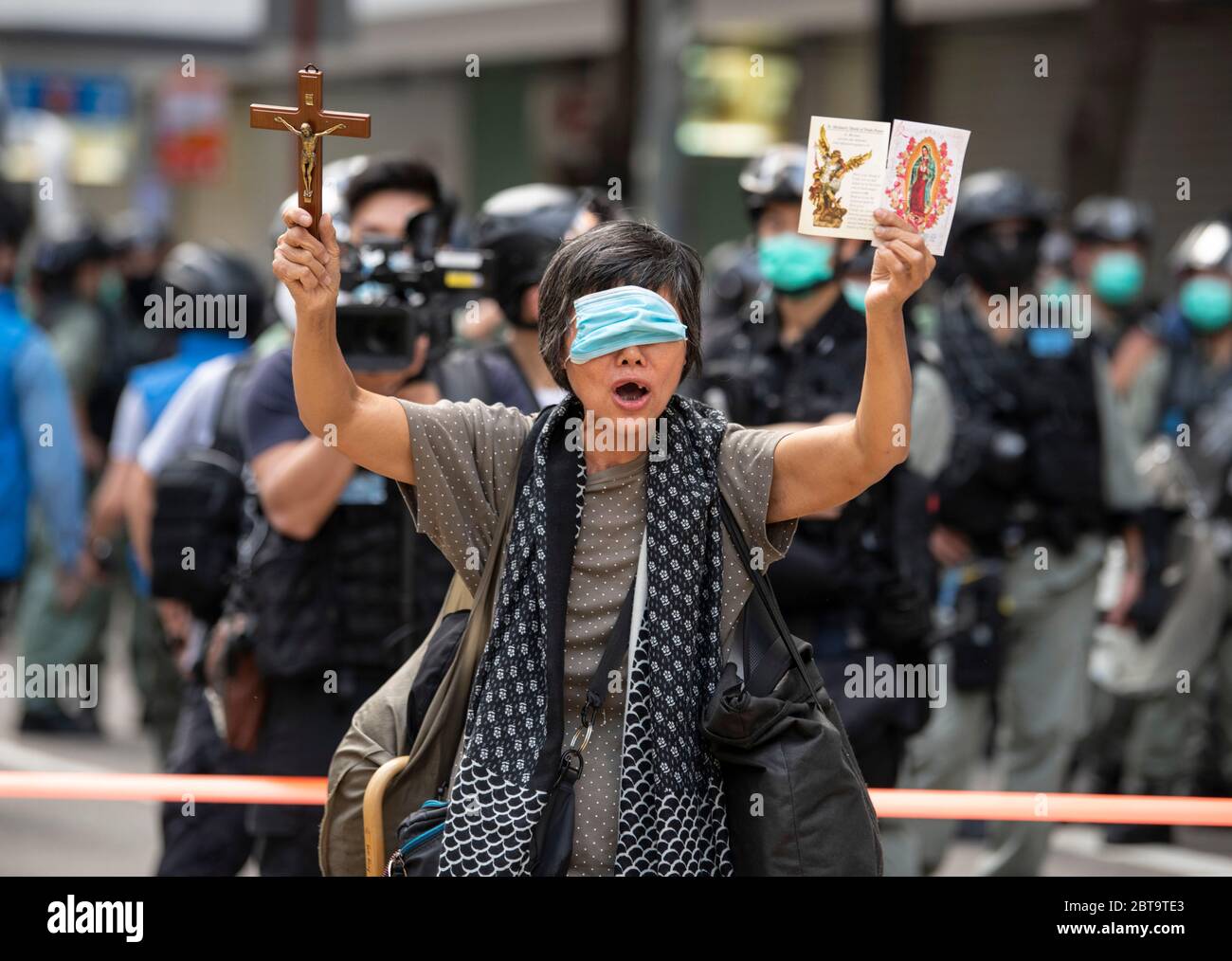 Hongkong, China. Mai 2020. HONGKONG, HONGKONG SAR, CHINA: 24. MAI 2020. 23 Jahre nachdem Hongkong von Großbritannien wieder an die chinesische Herrschaft übergeben wurde, drängt Peking auf die Umsetzung harter neuer nationaler Sicherheitsgesetze, die die prodemokratischen Proteste in der Stadt unterdrücken werden. Es wird angenommen, dass das Ende des Übergabevereins, wo China mit dem ein Land, zwei Systeme Idee vereinbart. Menschen gehen auf die Straße für einen illegalen Protest im Einkaufsviertel Causeway Bay Alamy Live News/Jayne Russell Credit: Jayne Russell/Alamy Live News Stockfoto