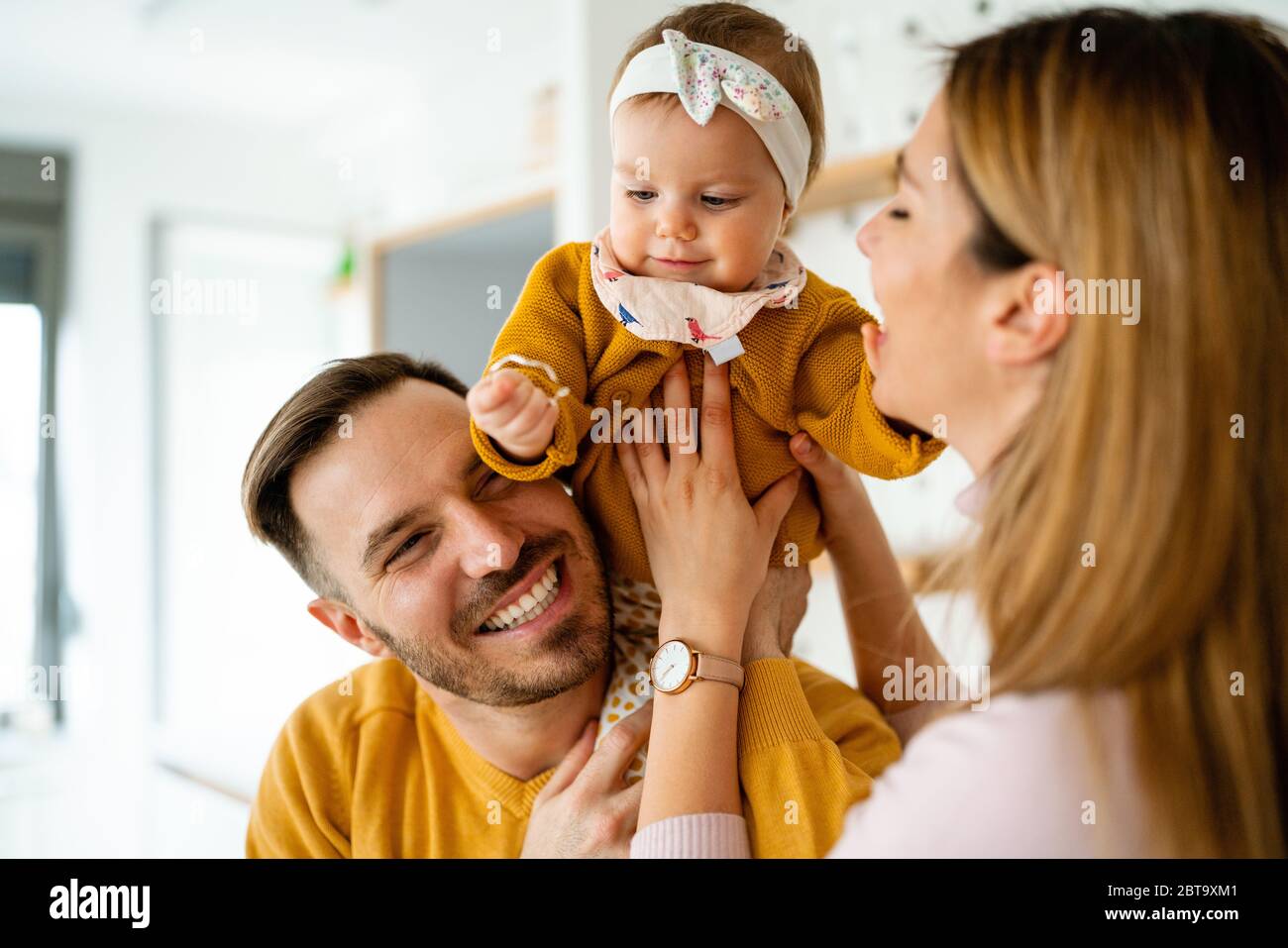 Glückliche Familie, Mutter, Vater, Kind Tochter zu Hause Stockfoto