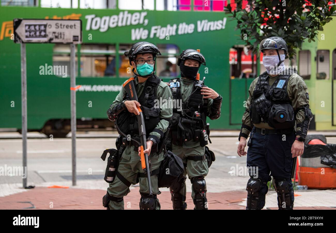 Hongkong, Hongkong, China. Mai 2020. 23 Jahre nachdem Hongkong von Großbritannien wieder an die chinesische Herrschaft übergeben wurde, drängt Peking auf die Umsetzung harter neuer nationaler Sicherheitsgesetze, die die prodemokratischen Proteste in der Stadt unterdrücken werden. Es wird angenommen, dass es das Ende des Übergabevereins ist, in dem China der Idee eines Landes, zwei Systeme, zugestimmt hat.Menschen gehen auf die Straße zu einem illegalen Protest im Einkaufsviertel Causeway Bay.gemeinsam bekämpfen wir das Virus.einige würden sagen, die KPCh sei das Virus. Kredit: Jayne Russell/ZUMA Wire/Alamy Live News Stockfoto