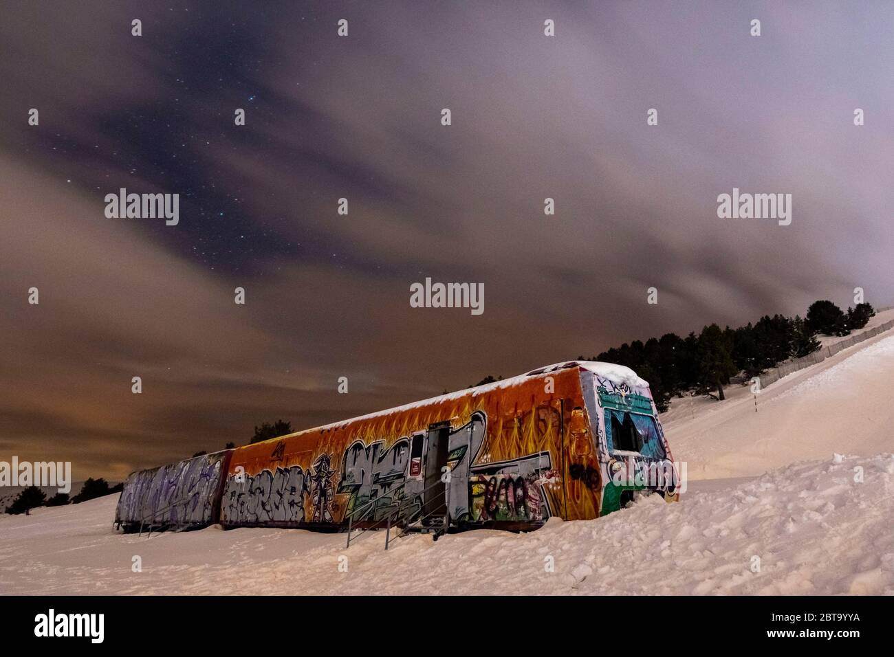 Ein alter Zug im Schnee in der Nacht, in den Pyrenäen in Katalonien Stockfoto