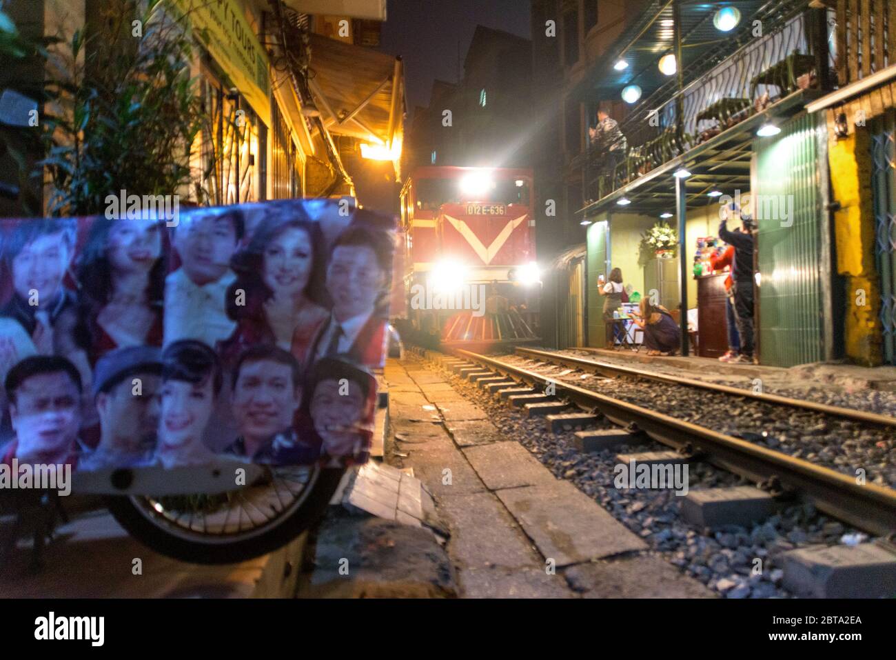 Hanoi, Vietnam - 30. Dezember 2019 - Zugstrasse in Hanoi bei Nacht. Stockfoto