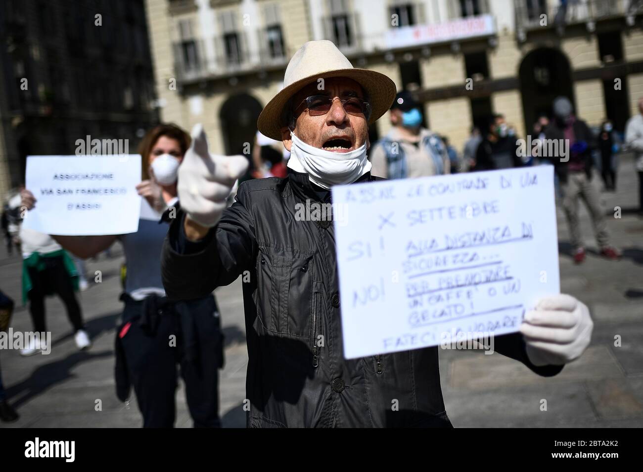 Turin, Italien - 14. Mai 2020: Ein Demonstrator zeigt während einer Flash-Mob von Ladenbesitzern, um gegen die Maßnahmen der Regierung während der zweiten Phase (2) des COVID-19 Coronavirus-Notfalls zu protestieren. Quelle: Nicolò Campo/Alamy Live News Stockfoto