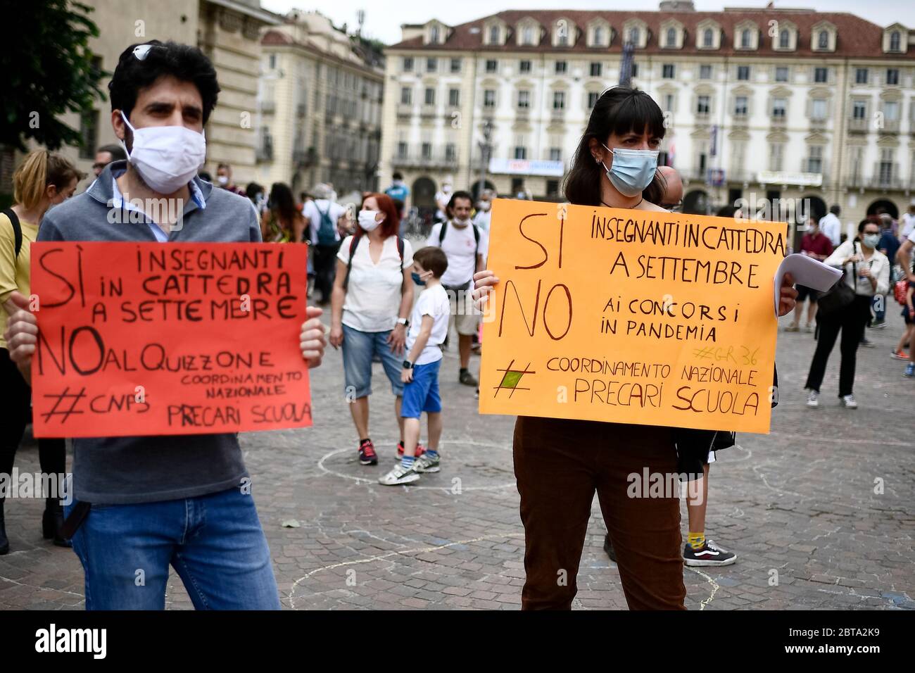 Turin, Italien - 23. Mai 2020: Demonstranten halten während einer Demonstration Plakate ab, um die Wiedereröffnung der Schulen im September zu fordern. Quelle: Nicolò Campo/Alamy Live News Stockfoto