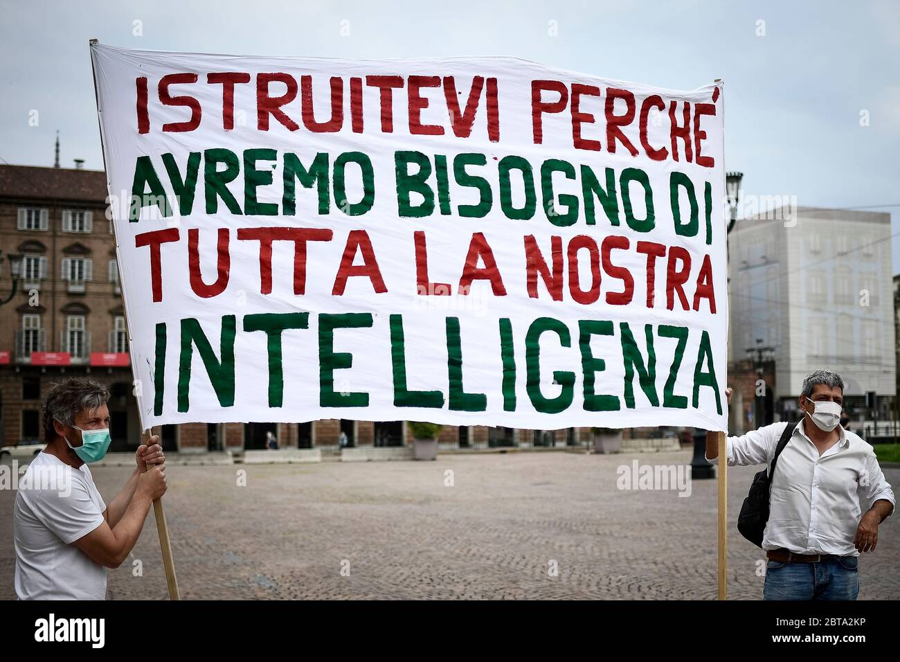 Turin, Italien - 23. Mai 2020: Zwei Personen halten ein Transparent mit der Aufschrift "erzieht euch, weil wir alle unsere Intelligenz brauchen" (ein Zitat von Antonio Gramsci) während einer Demonstration, um die Wiedereröffnung der Schulen im September zu fordern. Quelle: Nicolò Campo/Alamy Live News Stockfoto
