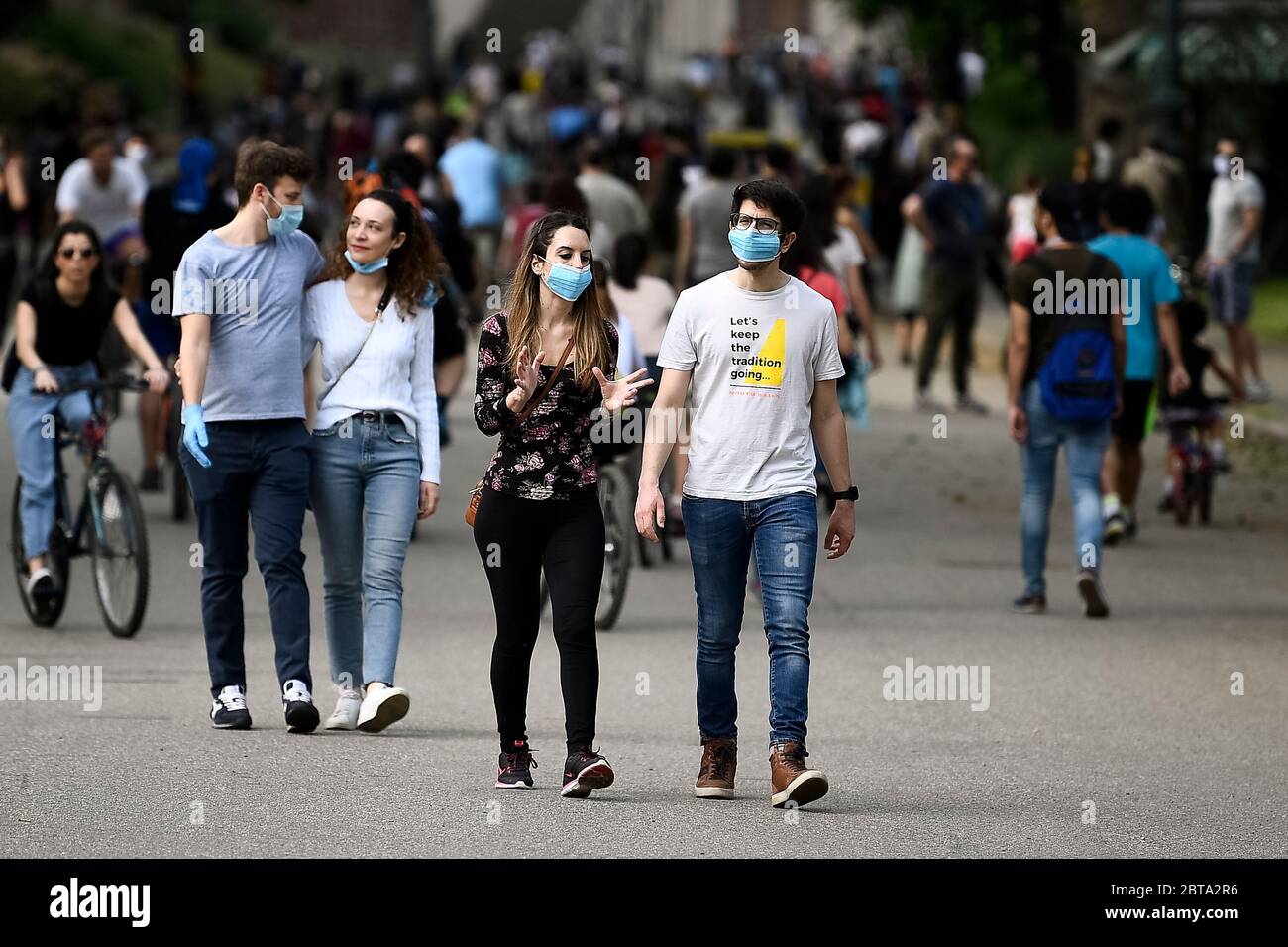 Turin, Italien - 09. Mai 2020: Die Menschen gehen am ersten Wochenende der zweiten Phase (2) des COVID-19 Coronavirus Notfall im Parco del Valentino (Valentino Park). Während der Phase dürfen zwei Italiener wieder zur Arbeit gehen, ihre Verwandten besuchen, Outdoor-Aktivitäten Unternehmen. Quelle: Nicolò Campo/Alamy Live News Stockfoto