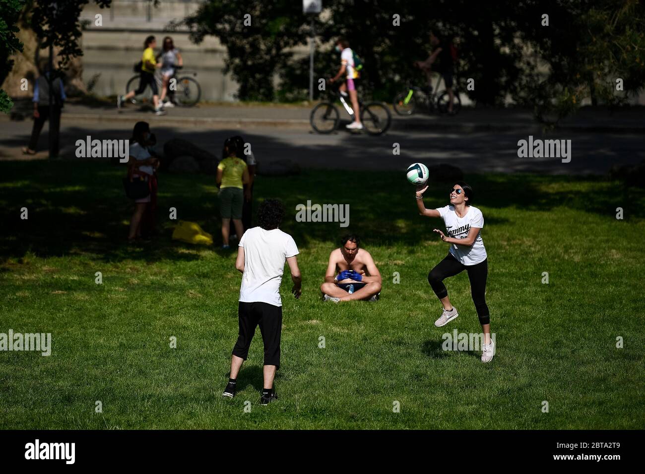 Turin, Italien - 09. Mai 2020: Zwei Personen spielen Volleyball im Parco del Valentino (Valentino Park) am ersten Wochenende der zweiten Phase (2) des COVID-19 Coronavirus Notfall. Während der Phase dürfen zwei Italiener wieder zur Arbeit gehen, ihre Verwandten besuchen, Outdoor-Aktivitäten Unternehmen. Quelle: Nicolò Campo/Alamy Live News Stockfoto