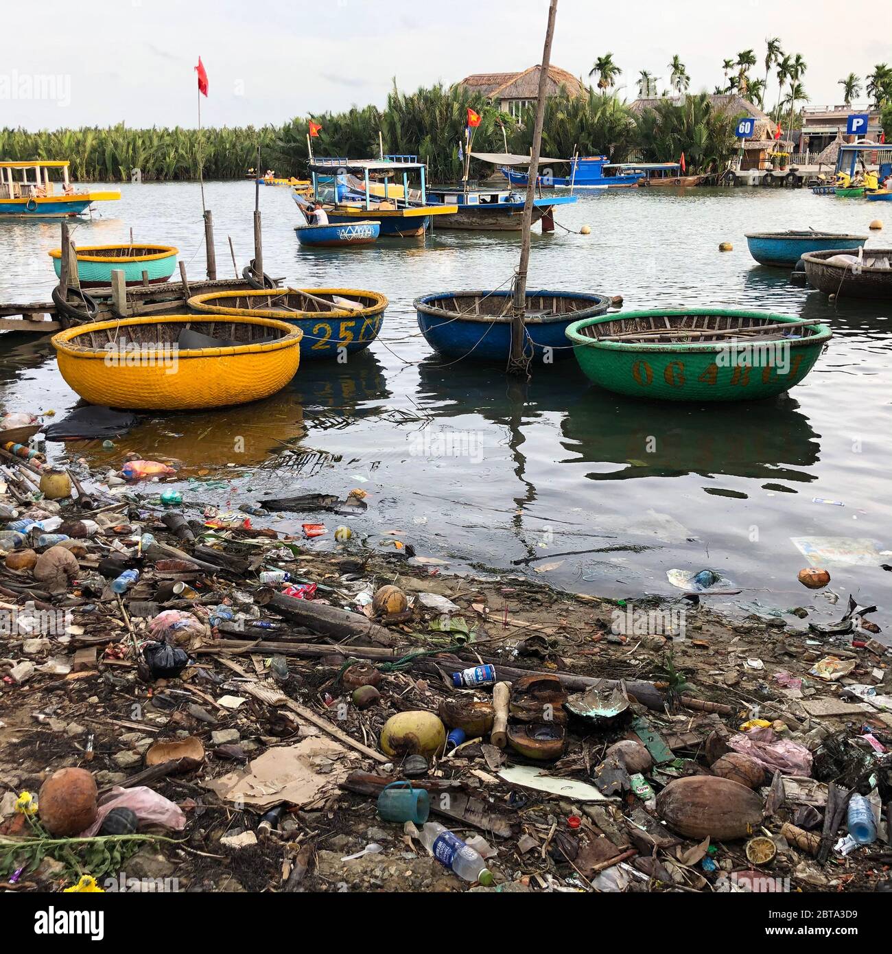 Hoi an, Vietnam, 27. Januar 2020 - Verschmutzung in der Nähe des Basket Boat bereit für touristische Attraktion Stockfoto