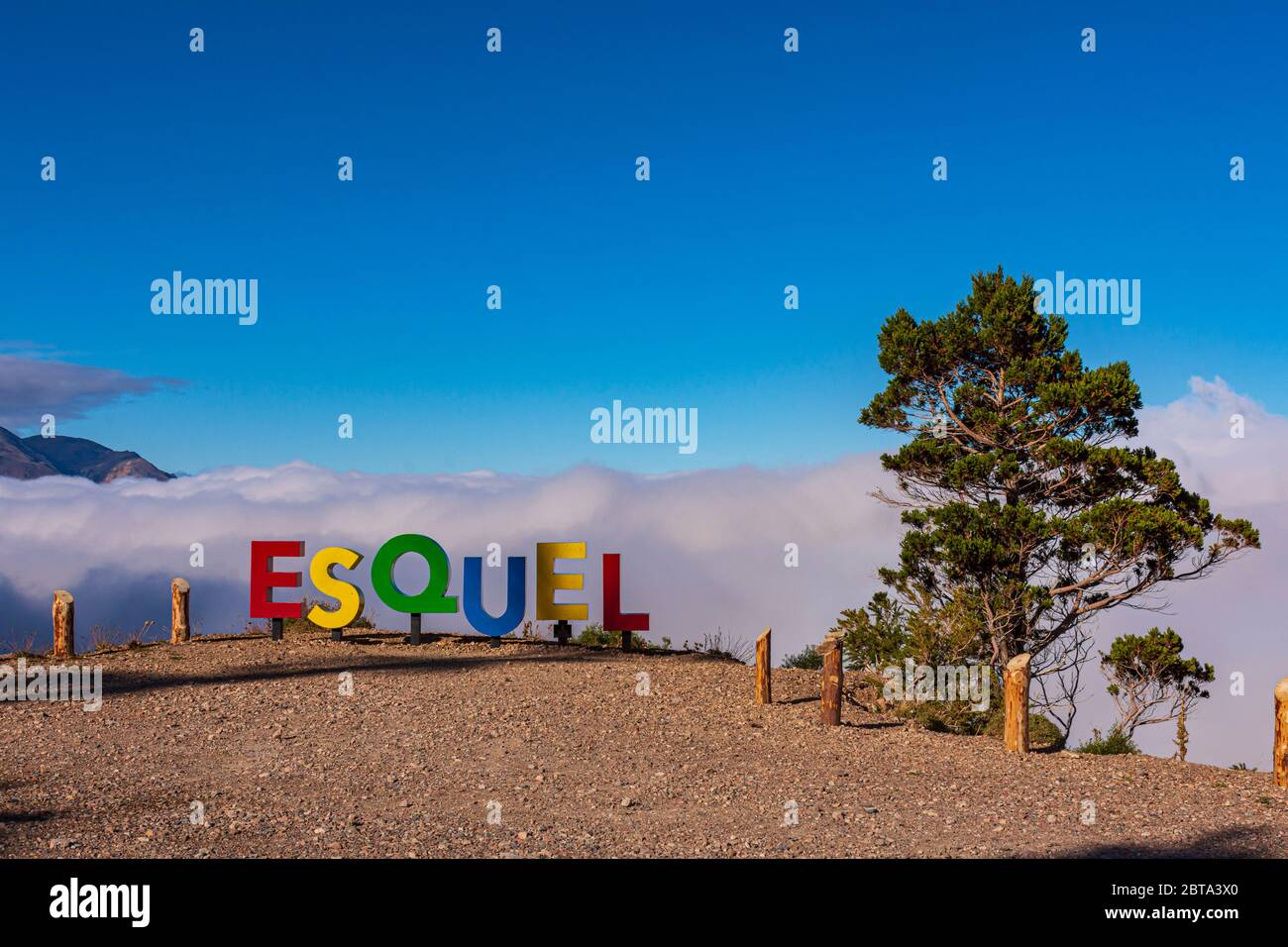 Esquel-Schild Aussichtspunkt gegen Anden Berge und Wolken in Patagonien, Argentinien Stockfoto