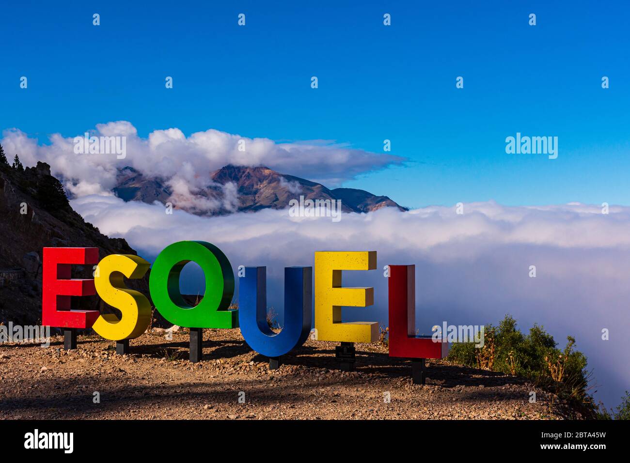 Esquel-Schild Aussichtspunkt gegen Anden Berge und Wolken in Patagonien, Argentinien Stockfoto