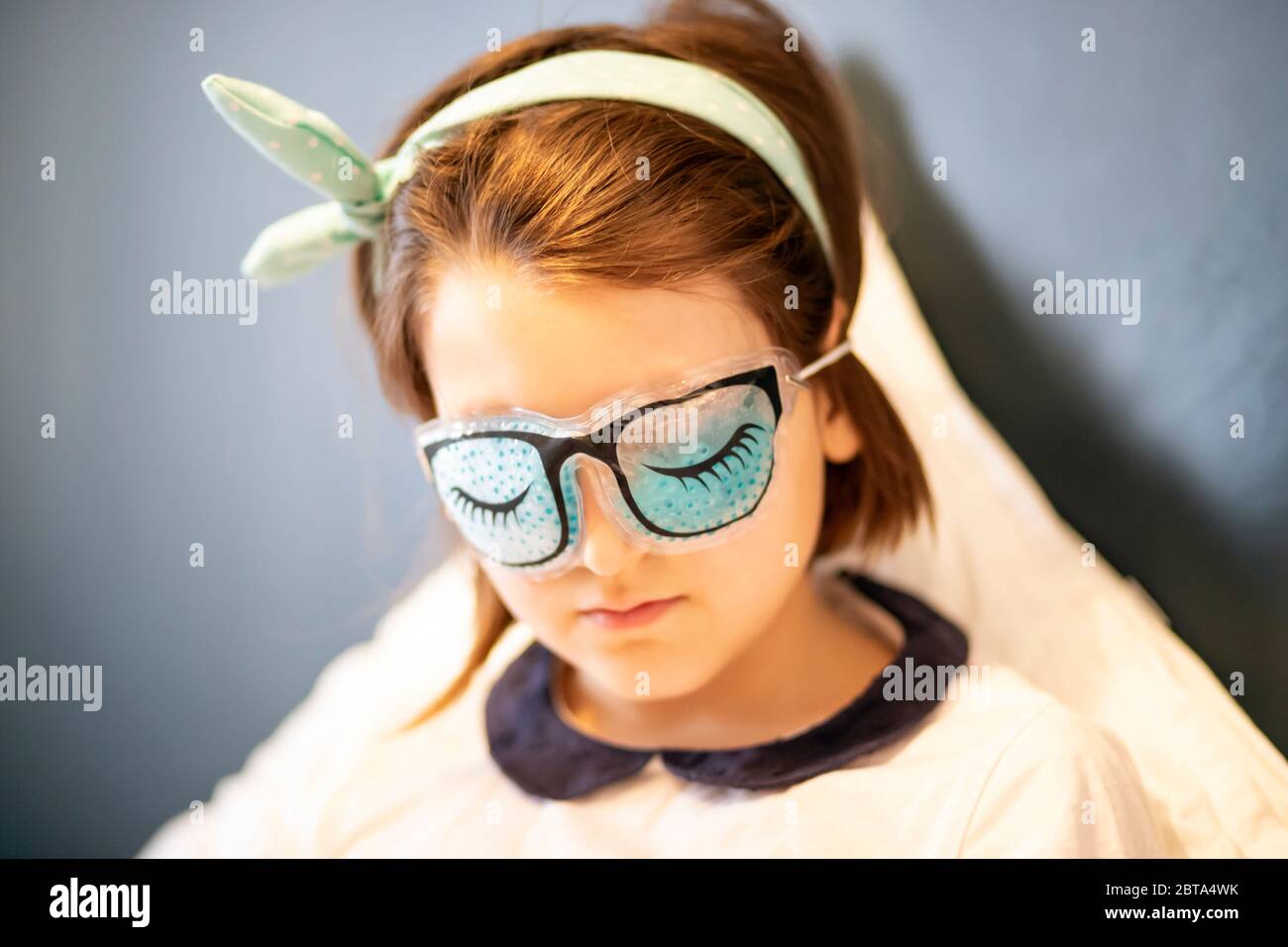 Junges Mädchen mit einer lustigen Augenmaske Stockfoto