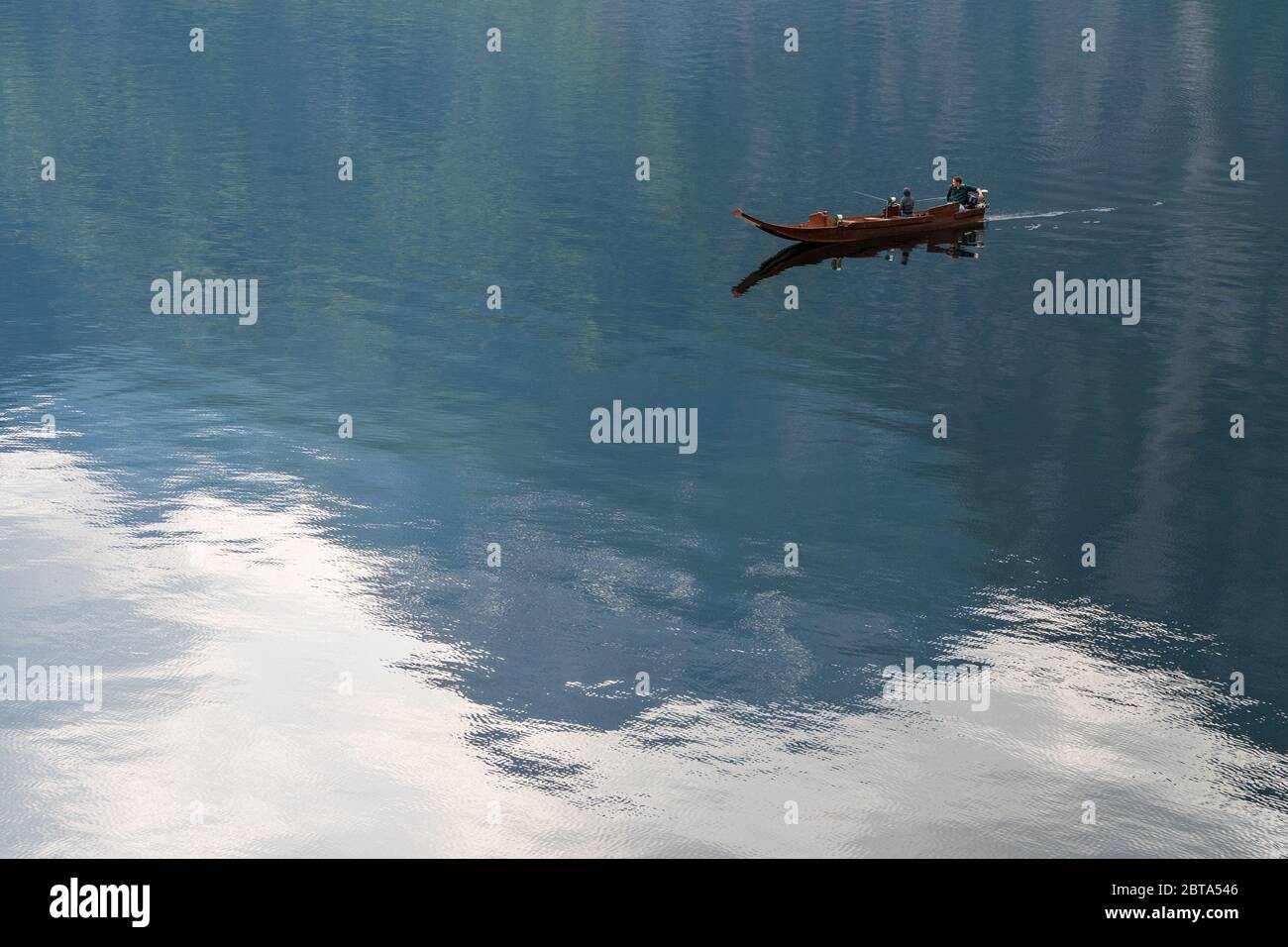 Blick auf eine "Plätze", ein traditionelles Holzboot mit flachem Boden, am Hallstätter See, Salzkammergut, Österreich Stockfoto