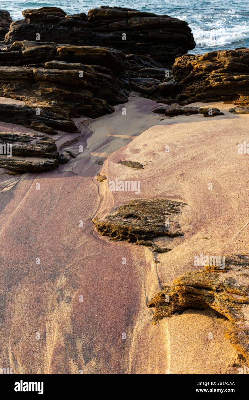 Markierungen im Sand, die durch Wellenbewegung am Meer entstehen. Stockfoto