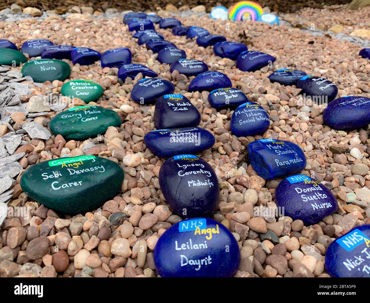 Ein Long Eaton (Derbyshire) Bewohner und NHS Arbeiter überreicht eine Tribute und Memorial für die engagierten Mitglieder der NHS und Sozialfürsorge Familie, die ihr Leben während des Kampfes gegen COVID-19 gegeben. Stockfoto