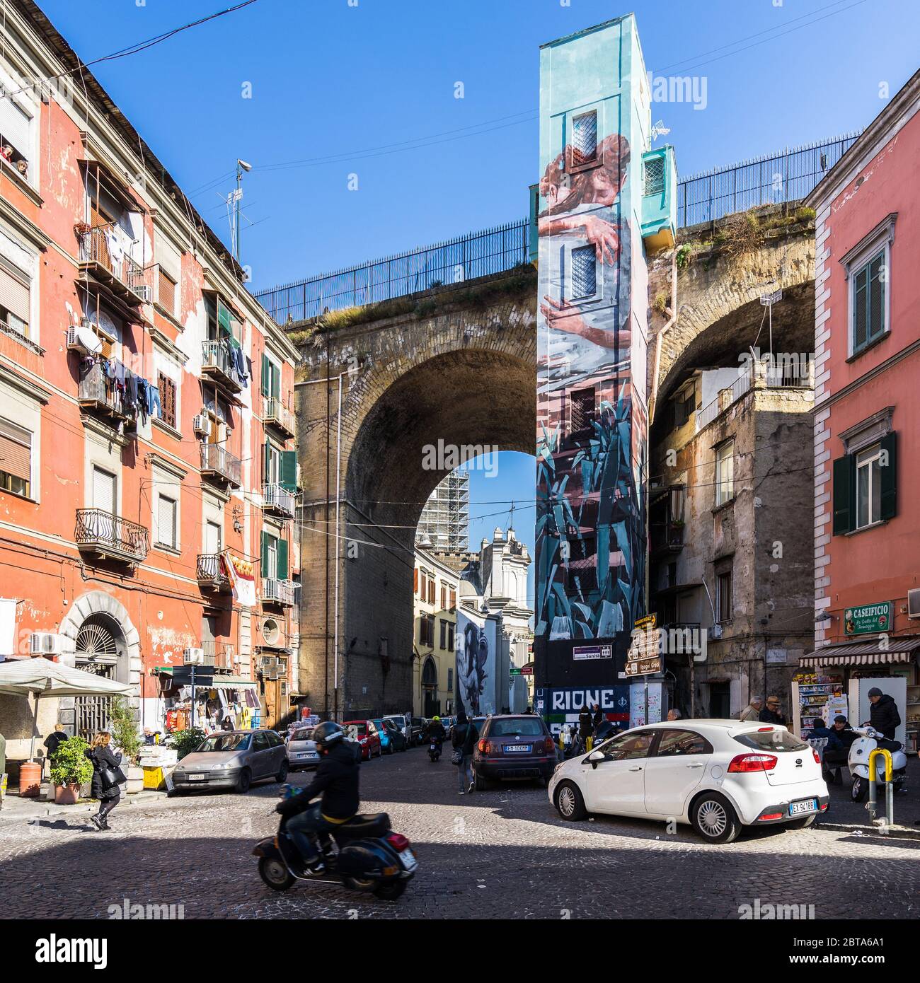 Neapel, Italien, 8. Februar 2020 – Straßenszene in Rione Sanità, einem typischen Viertel des historischen Zentrums von Neapel Stockfoto Neapel, Italien, 8. Februar 2020 – Straßenszene in Rione Sanità, einem typischen Viertel des historischen Zentrums von Neapel Stockfoto