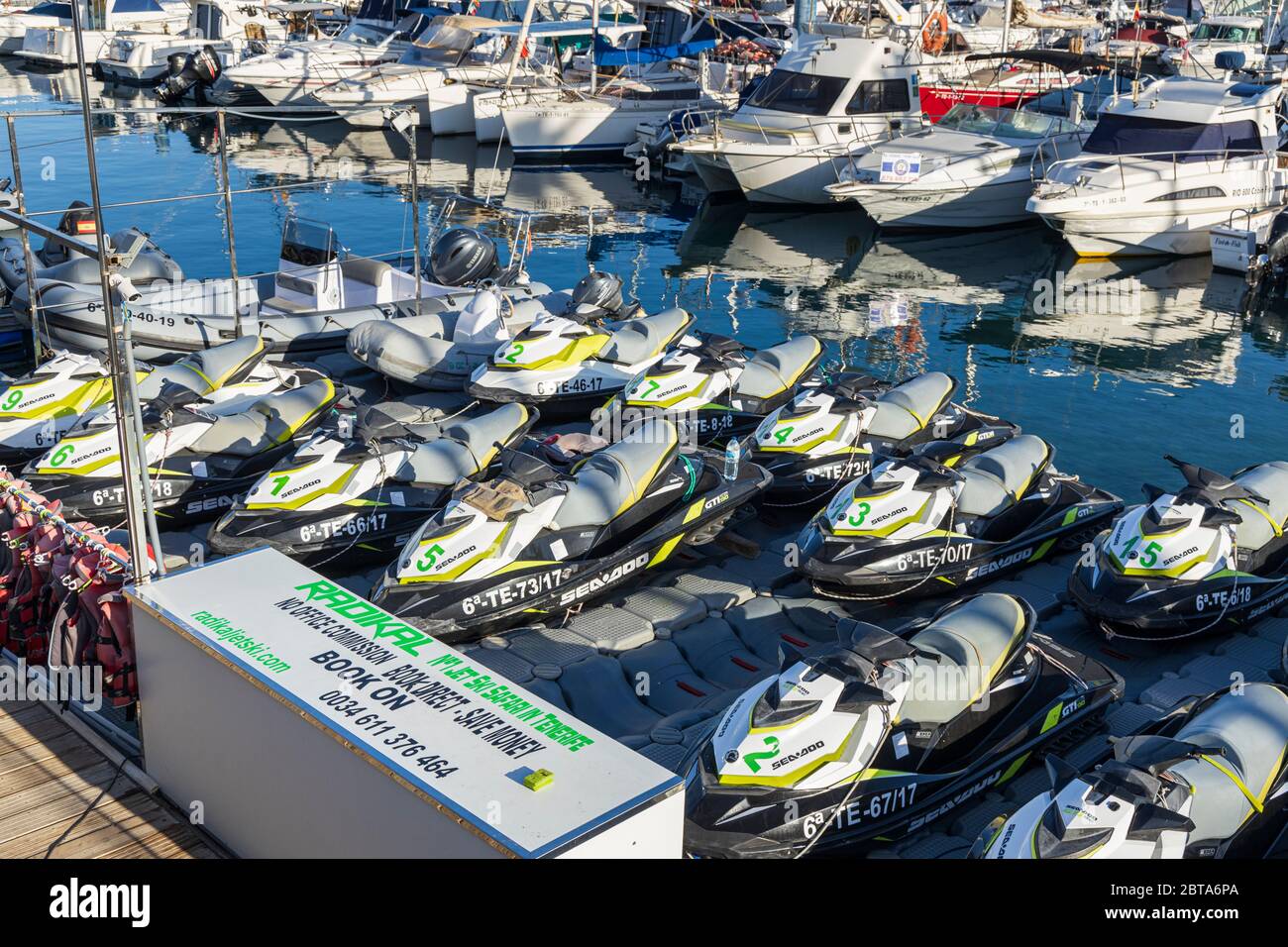 Ungenutzte Jetskis, die in Puerto Colon Marina während der ersten Phase der Deeskalation des Covid 19, Coronavirus, Notstand, Costa Adeje, Teneriffa vertäut wurden Stockfoto