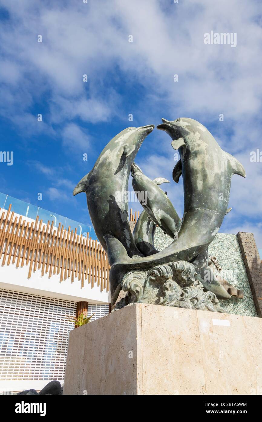 Skulptur von Delfinen, die vor dem Monkey Beach Club, Playa Troya, während der ersten Phase der Deeskalation des Covid 19, Coronavirus, Staat Emergen springen Stockfoto