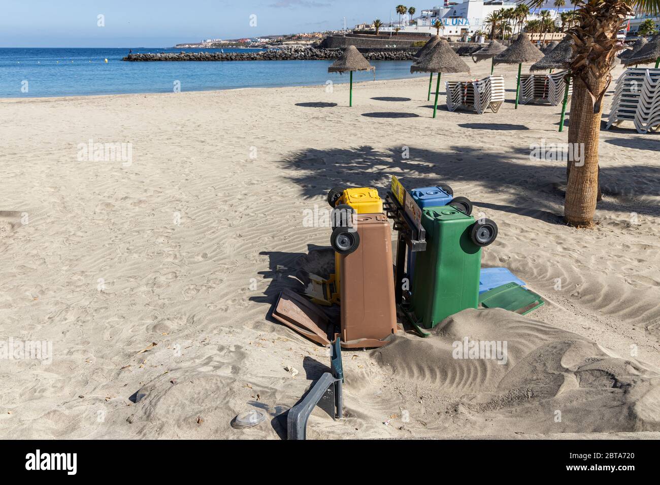 Aufgedrehte ungenutzte Mülltonnen am Strand Playa Pinta während der ersten Phase der Deeskalation des Covid 19, Coronavirus, State of Emergency, Costa Adeje, Ten Stockfoto
