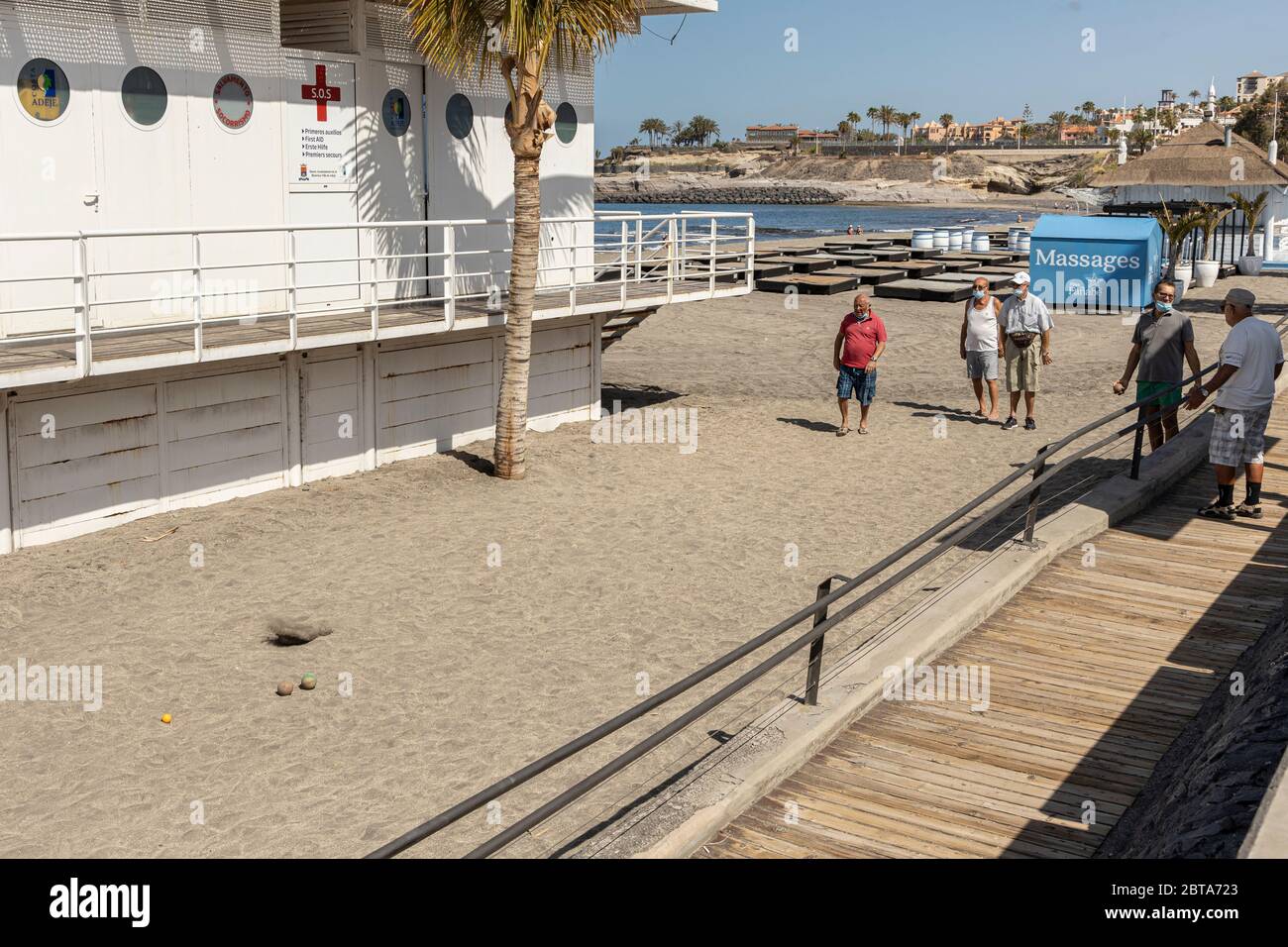 Ältere Männer spielen Boccia-Boccia-Boccia-Boccias am Strand von Playa Fañabe während der ersten Phase der Deeskalation des Covid 19, Coronavirus, State of Emergency, Cost Stockfoto