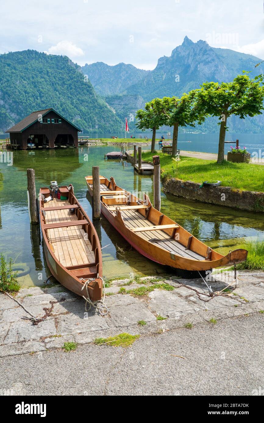 Blick auf zwei "Plätze", traditionelle Holzboote mit flachem Boden, die am Traunsee in Traunkirchen, Salzkammergut, Österreich, sitzen Stockfoto