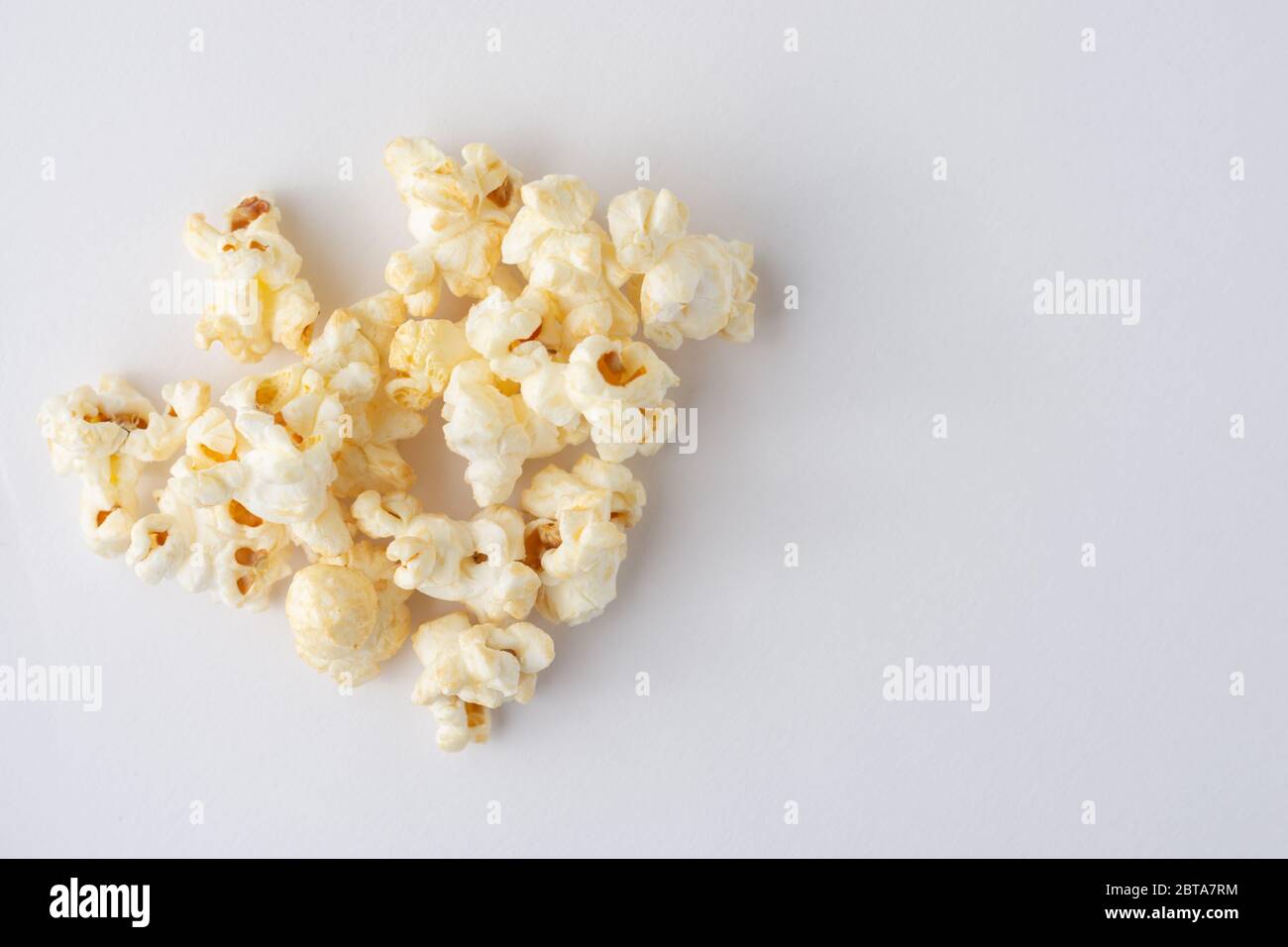 Popcorn auf weißem Hintergrund von oben betrachtet Stockfoto