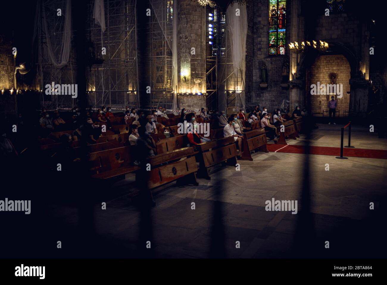 Barcelona, Spanien. Mai 2020. Katholiken feiern den ersten Sonntagsgottesdienst in Barcelonas Santa Maria del Mar mit schützenden Gesichtsmasken und der Aufrechterhaltung der sozialen Distanz während der ersten Phase eines schrittweisen Weges zu "der neuen Normalität", die eine fast sieben Wochen lange landesweite strenge Sperre aufgrund der kontinuierlichen Ausbreitung der zurückrollt corona-Virus. Morgen geht Barcelona in die zweite Phase als eines der letzten Gebiete, das sich bisher in Phase eins ausruhen wird, während die ersten Regionen bereits in die dritte eintreten. Quelle: Matthias Oesterle/Alamy Live News Stockfoto