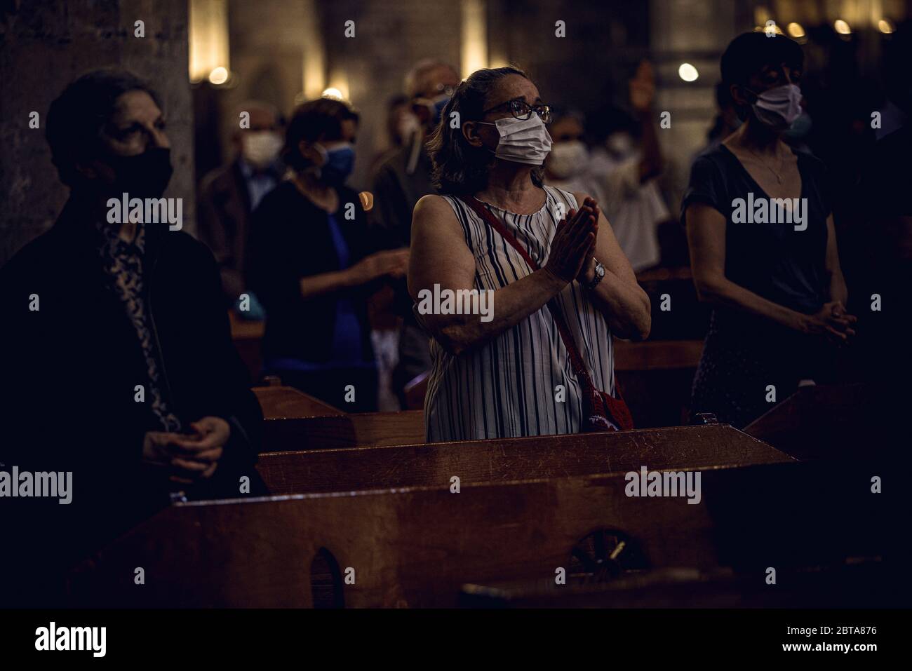 Barcelona, Spanien. Mai 2020. Katholiken feiern den ersten Sonntagsgottesdienst in Barcelonas Santa Maria del Mar mit schützenden Gesichtsmasken und der Aufrechterhaltung der sozialen Distanz während der ersten Phase eines schrittweisen Weges zu "der neuen Normalität", die eine fast sieben Wochen lange landesweite strenge Sperre aufgrund der kontinuierlichen Ausbreitung der zurückrollt corona-Virus. Morgen geht Barcelona in die zweite Phase als eines der letzten Gebiete, das sich bisher in Phase eins ausruhen wird, während die ersten Regionen bereits in die dritte eintreten. Quelle: Matthias Oesterle/Alamy Live News Stockfoto