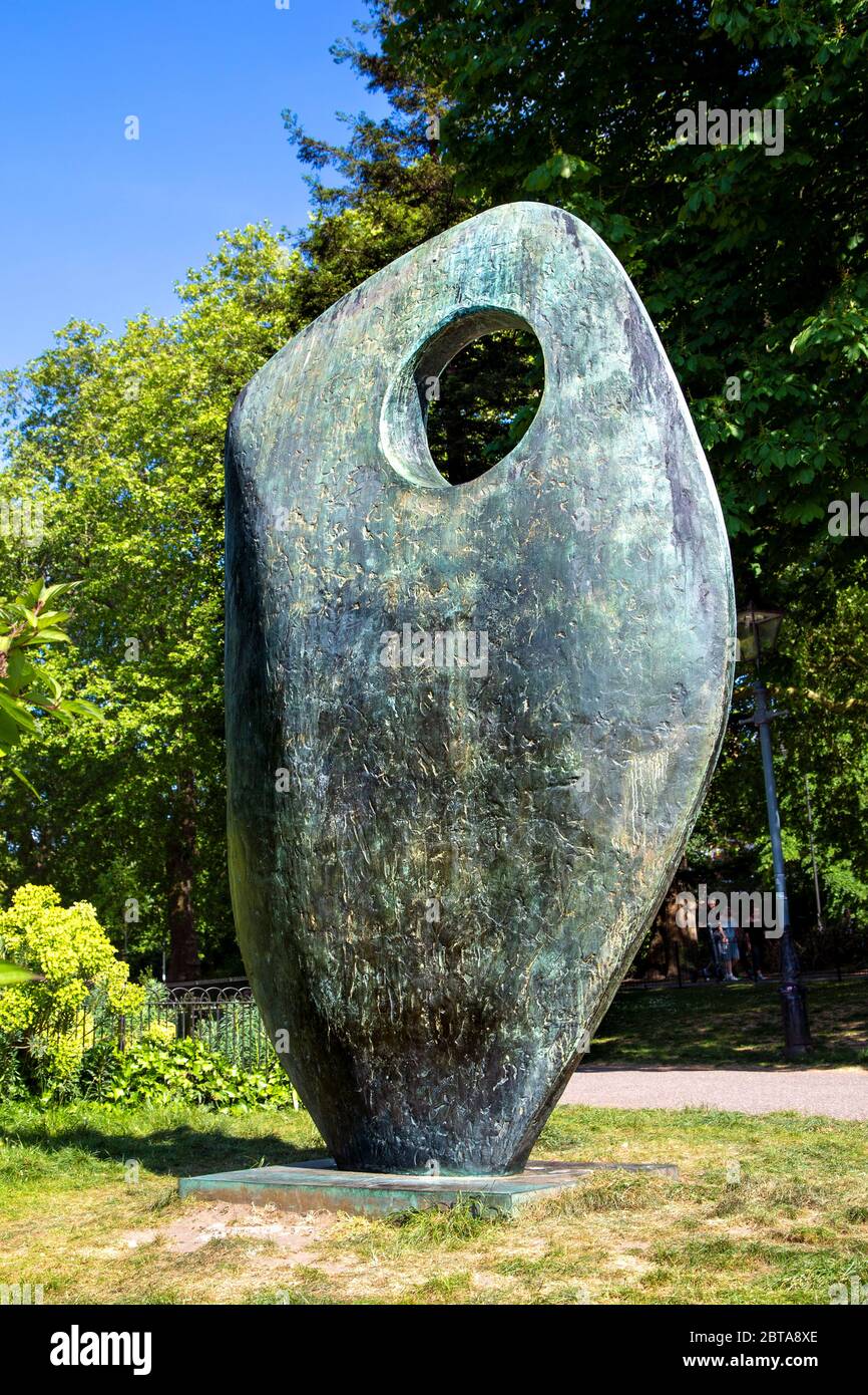 Skulptur "Single Form" der britischen Künstlerin Barbara Hepworth im Battersea Park, Wandsworth, London, Großbritannien Stockfoto