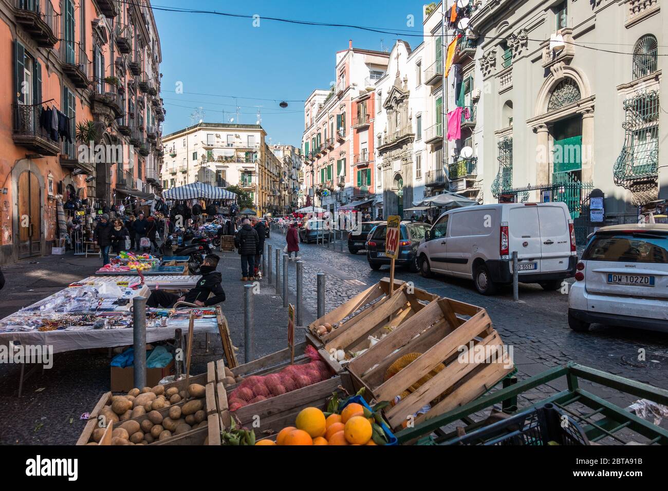Neapel, Italien, 8. Februar 2020 – Marktstände in der Via Vergini, der Hauptstraße des Stadtteils Rione Sanità Stockfoto Neapel, Italien, 8. Februar 2020 – Marktstände in der Via Vergini, der Hauptstraße des Stadtteils Rione Sanità Stockfoto
