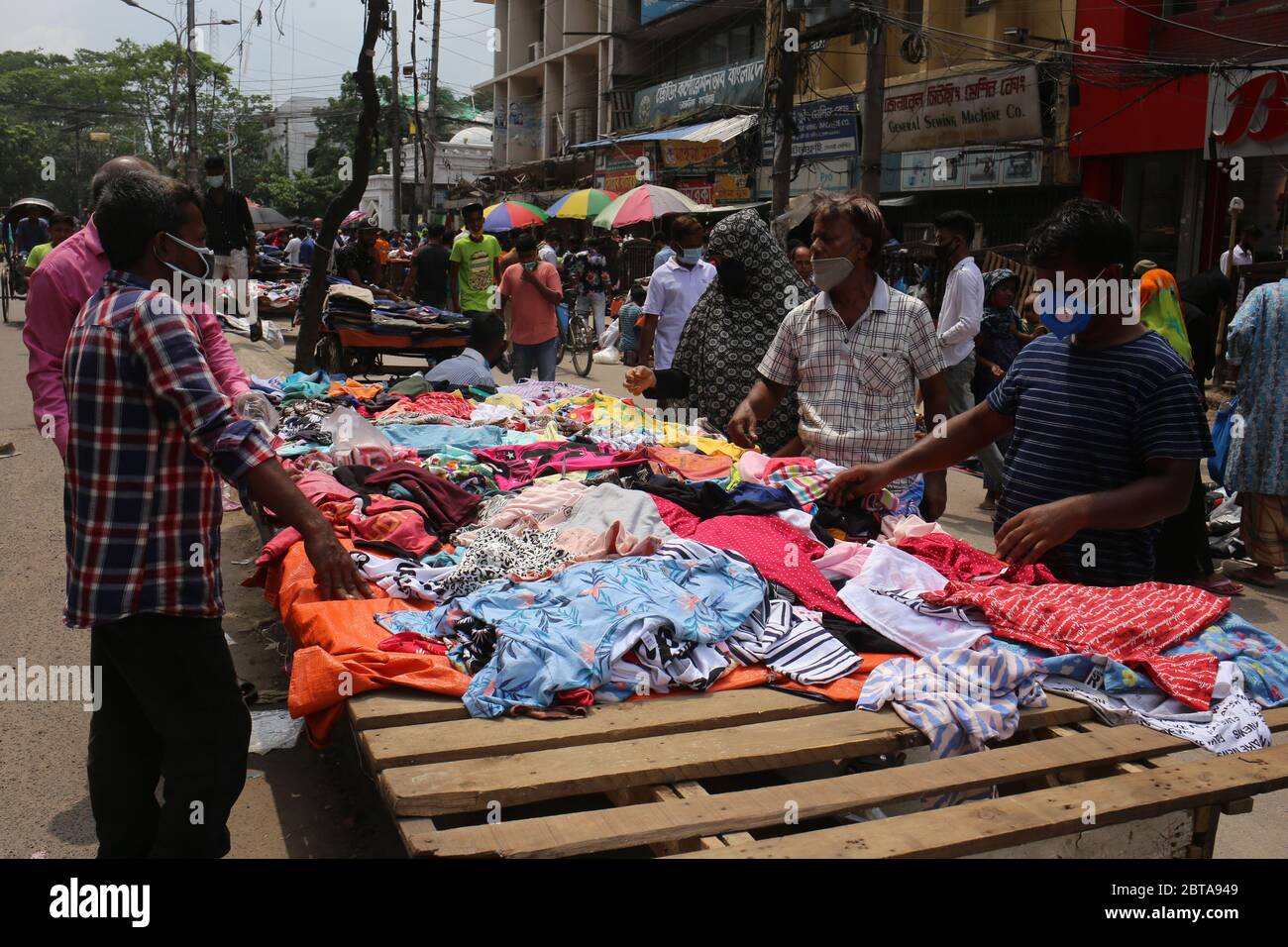 Dhaka, Dhaka, Bangladesch. Mai 2020. Während der COVID-19-Epidemie kurz vor dem eid-Tag wurden Menschen gesehen, die Kleider von den Straßengeschäften in Dhaka kauften. Kredit: MD. Rakibul Hasan/ZUMA Wire/Alamy Live News Stockfoto
