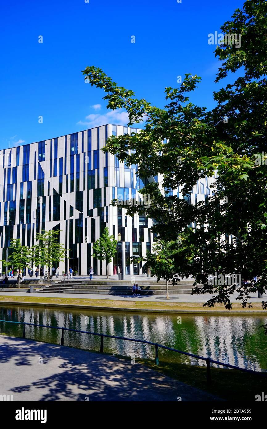 Der 2013 fertiggestellte Gebäudekomplex "Kö-Bogen", entworfen vom New Yorker Stararchitekten Daniel Libeskind, wird durch die verwischten Äste eines Baumes gesehen. Stockfoto