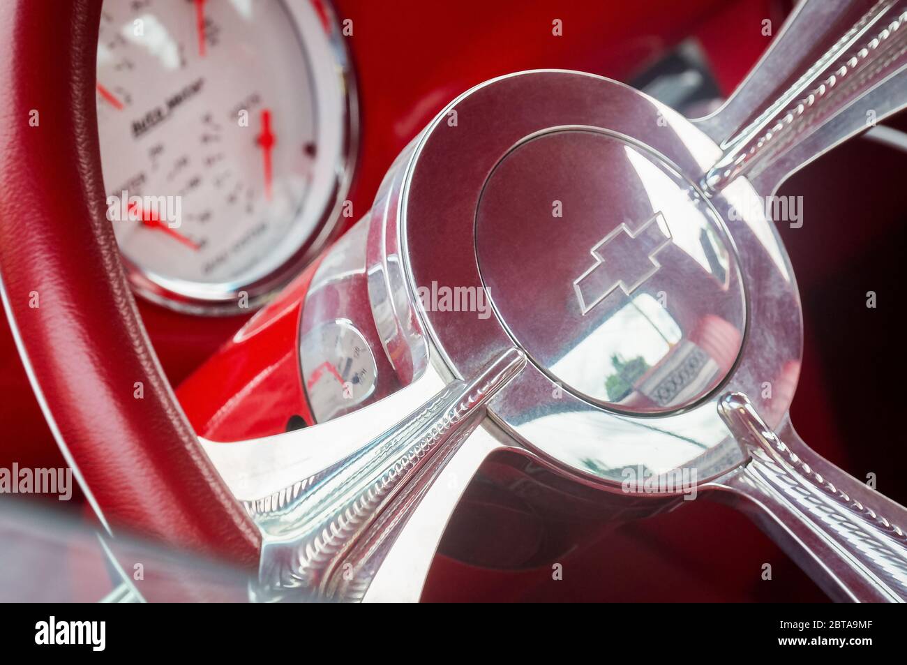 TORONTO, KANADA - 08 18 2018: Crome Lenkrad mit Chevrolet Kreuz Logo von roten Chevrolet Thriftmaster Pikup LKW Oldtimer Auto auf dem Display an der Stockfoto