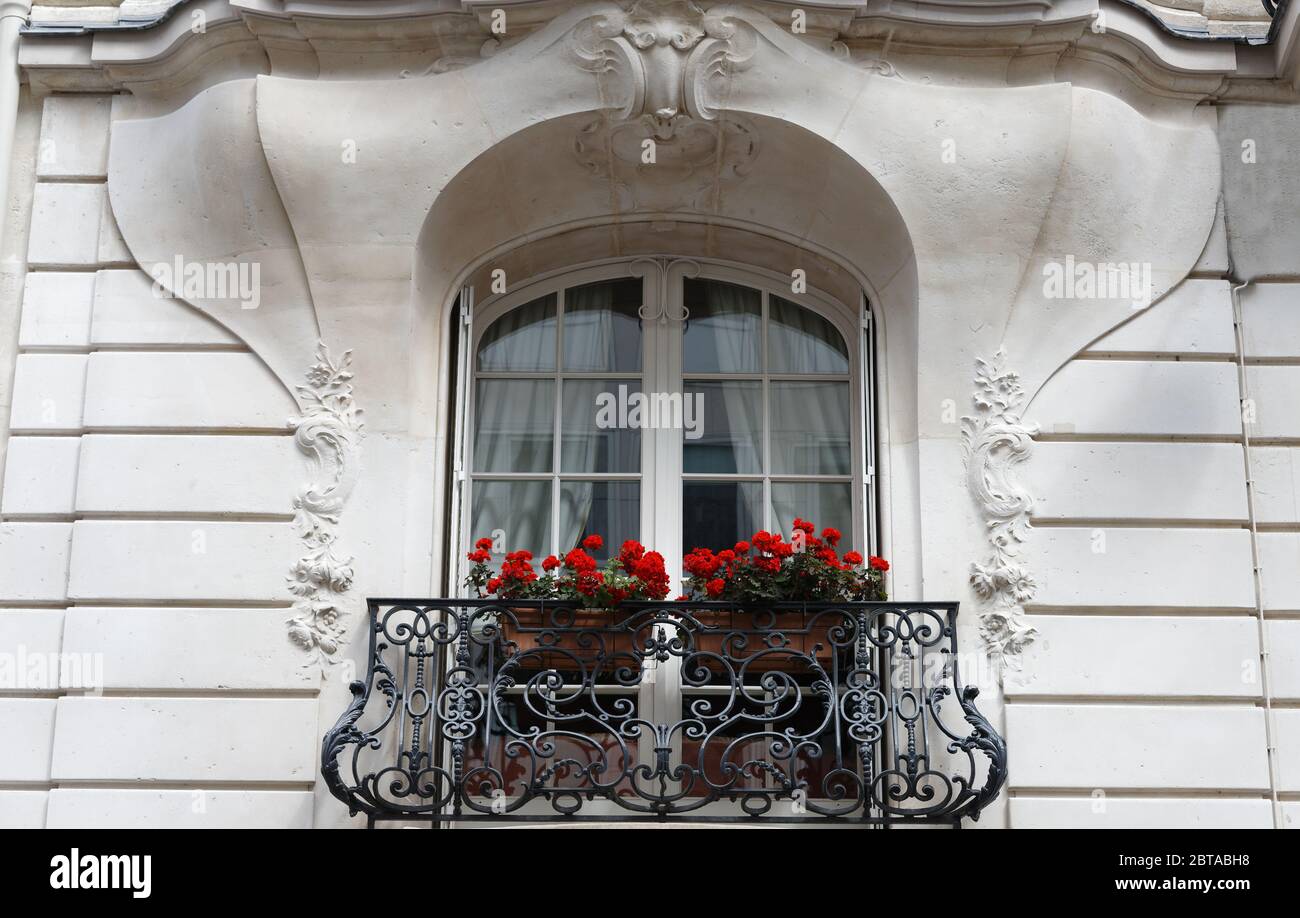 Altes französisches Haus mit traditionellen Balkonen und Fenstern. Paris, Frankreich. Stockfoto